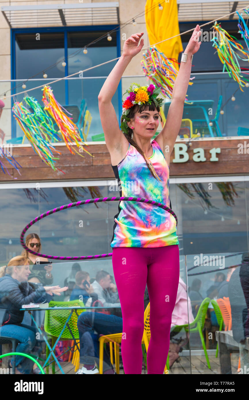 , Boscombe Bournemouth, Dorset, UK. 5e mai 2019. Arts Émergents de Bournemouth (Fringe Festival BEAF) attire les visiteurs à Boscombe. Reefiesta tropical Reef urbaine prise tiki - Lottie Lucid avec ses cerceaux. Credit : Carolyn Jenkins/Alamy Live News Banque D'Images