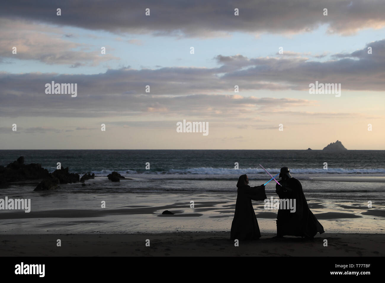 Les membres de la 501st garnison de la Légion 'Irlande' habillé comme Dark Vador et Obi Wan lors d'une bataille sur le sabre de lumière Finian's Bay, Kerry, surplombant le Skellig Islands, lors de la la 4e Festival à Portmagee, où des scènes de Star Wars ont été filmés. Banque D'Images