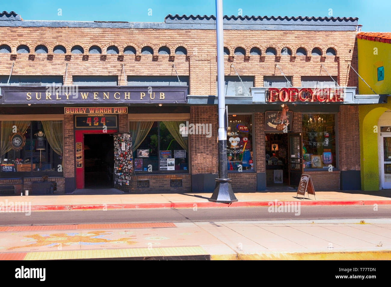 Vue de jour du bourru Vénom Pub et le cycle Pop art durable & apparel store sur n 4e Avenue à Tucson AZ Banque D'Images
