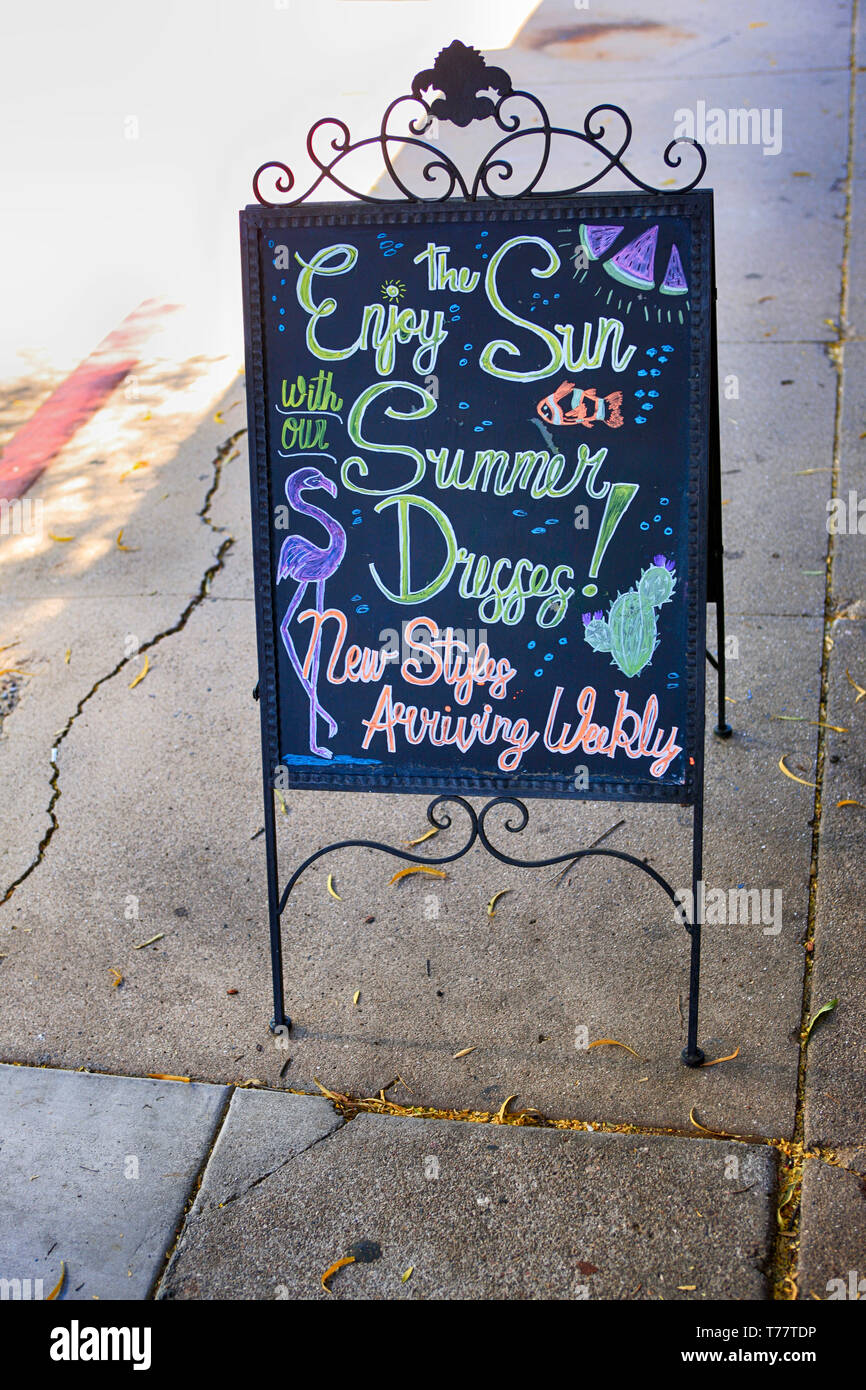 Avec les craies de couleur à la main, un signe extérieur d'un bar sur la 4e Avenue N à Tucson AZ Banque D'Images