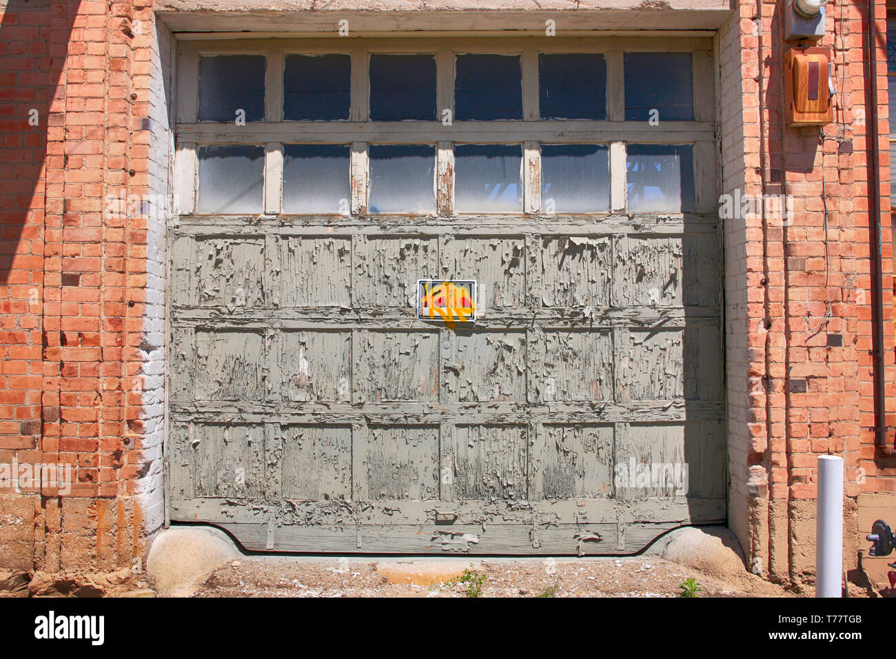 De porte de garage peint en gris d'une entreprise prospère maintenant en déclin urbain dans le district de Warehouse N Centre-ville de Tucson AZ Banque D'Images