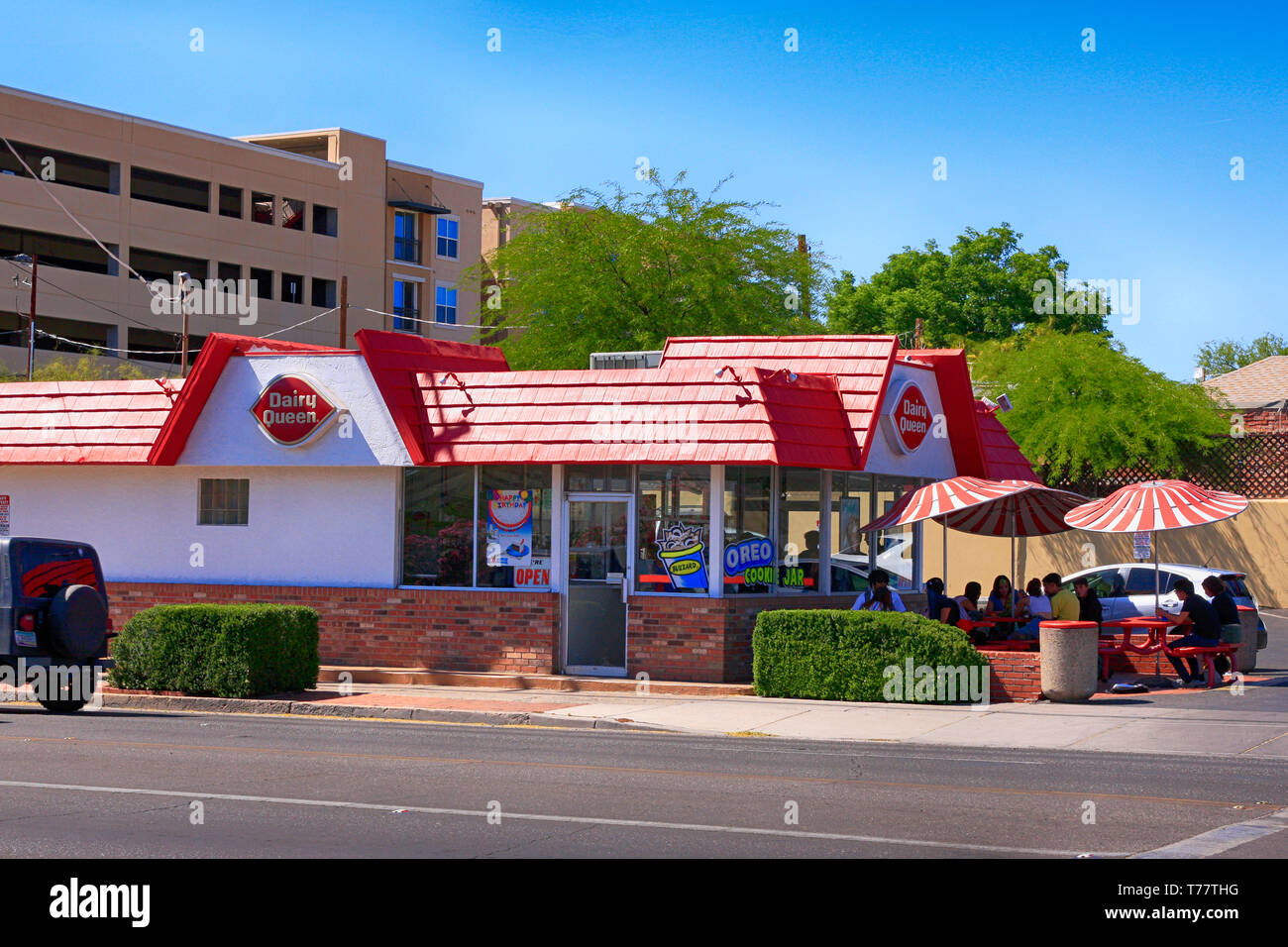 Les jeunes gens assis à l'extérieur de Dairy Queen ice cream store sur e 6e st à Tucson AZ Banque D'Images