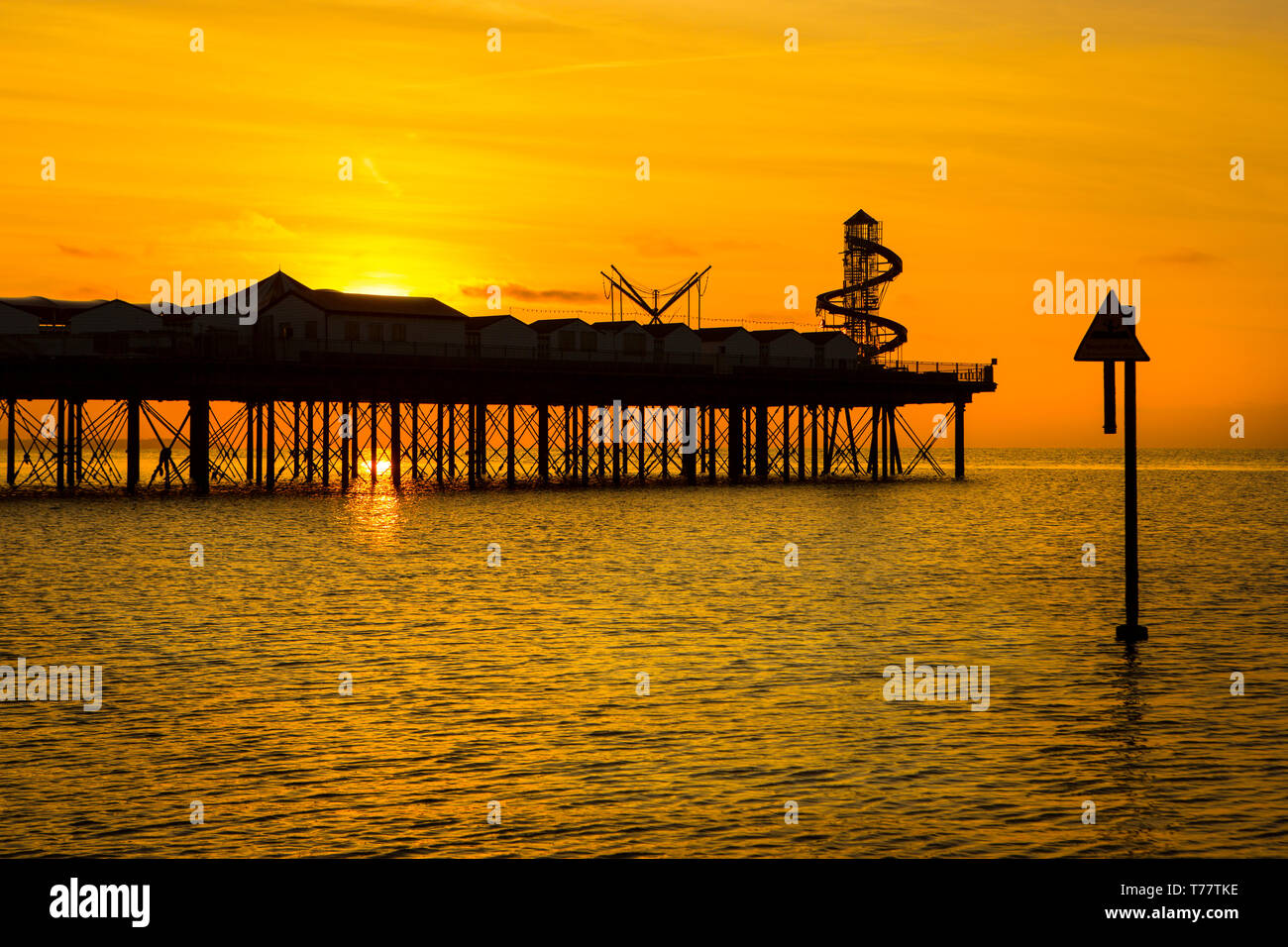 Coucher de soleil sur la jetée de Herne Bay, Kent, UK Banque D'Images