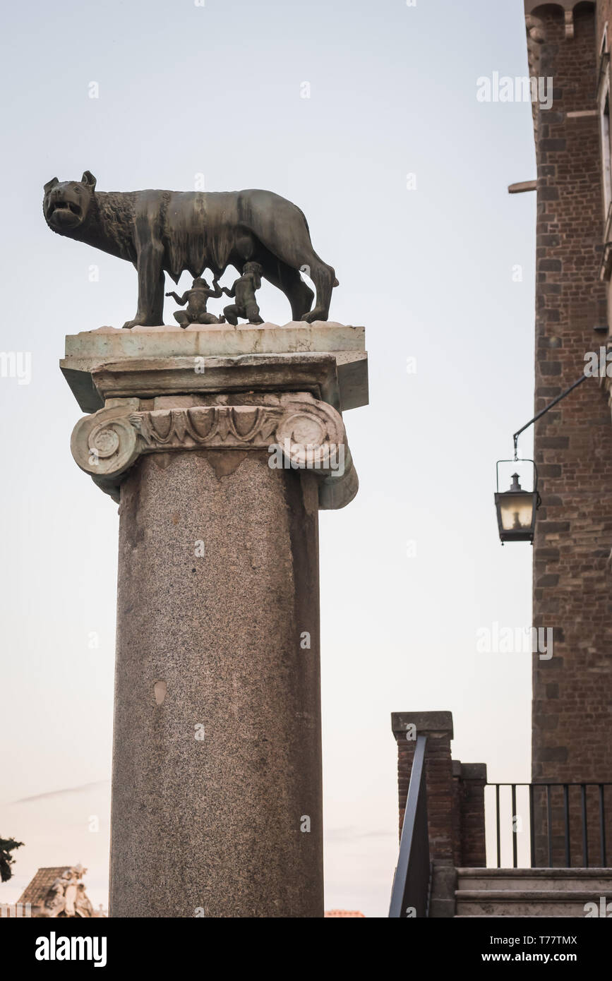 Légendaire statue de Romulus et Remus nourrie par le loup à Rome Italie Banque D'Images