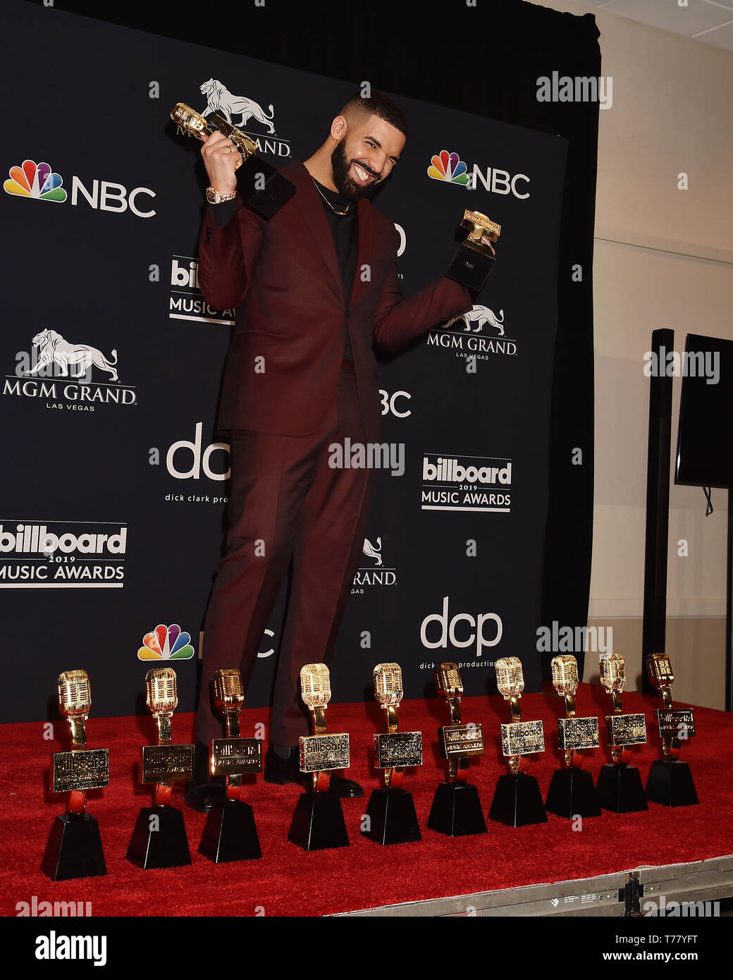 Las Vegas Nv 01 Mai Drake Pose Avec Les Prix De L Artiste Haut Haut Haut De L Artiste Masculin Billboard 0 Album Pour Scorpion Top 0 Billboard Hot 100 Haut Artiste