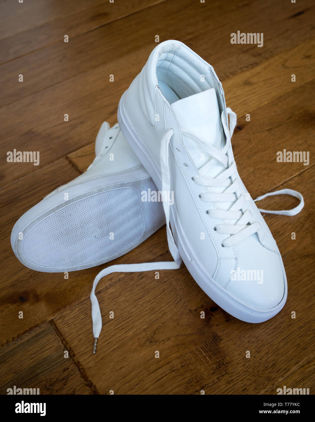 Une paire de baskets high top blanc de Sully Wong, une marque de chaussures au Canada. Banque D'Images