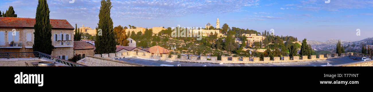 Vue panoramique de l'église de la Dormition sur le Mont Sion, Jérusalem, Israël. Journée ensoleillée. Ciel bleu. Banque D'Images