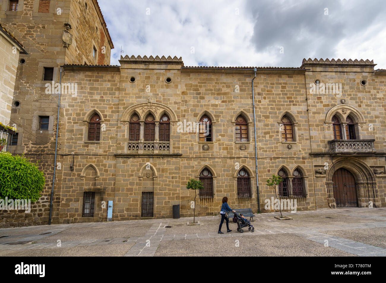 Façade principale du Palais Monroy ou Casa de las dos Torres dans le centre historique de la ville de Plasencia Banque D'Images