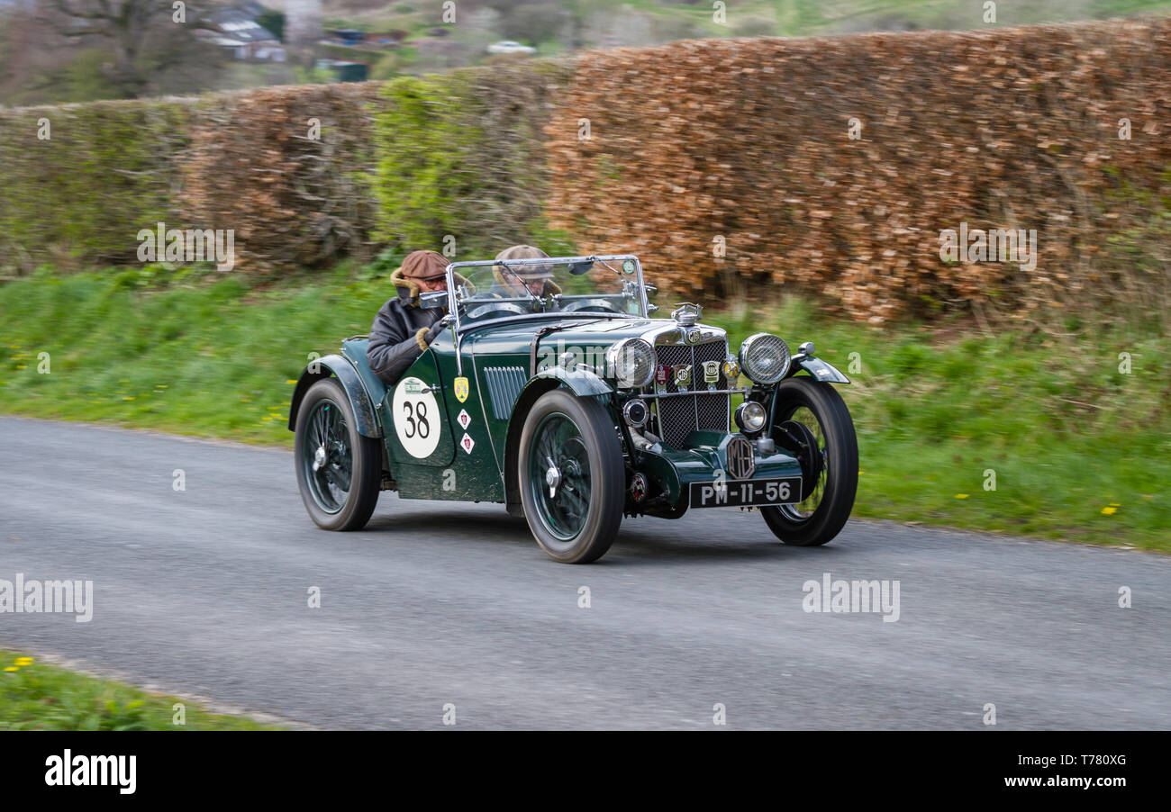 A 1933 MG de J 2 Supercharged monte Southwaite Hill à Cumbria, en Angleterre. La voiture participe au 11ème Rallye Flying Scotsman, un événement public gratuit. Banque D'Images