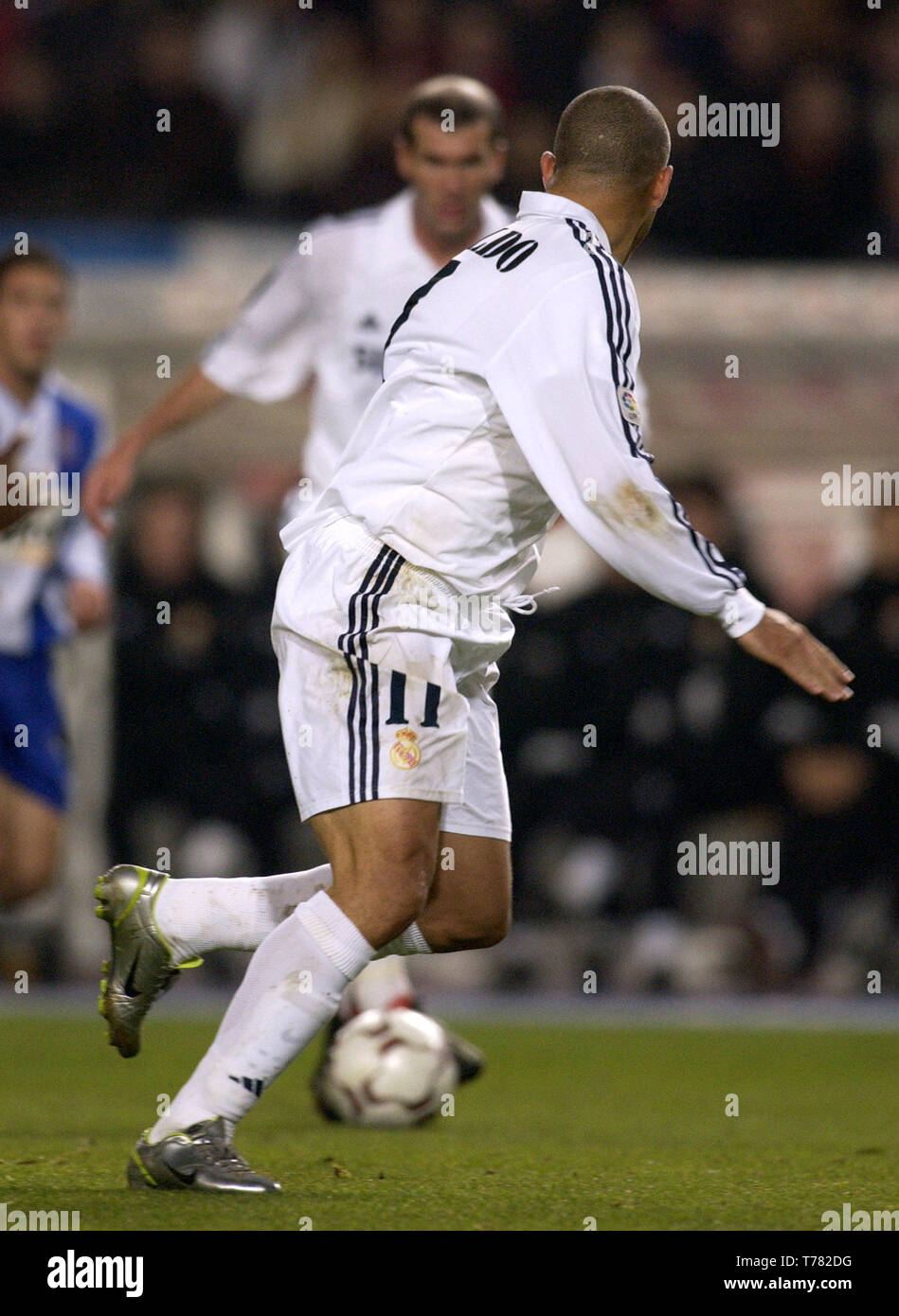 L'Estadio Olimpic Lluis Companys Barcelone Espagne, 2.2 2003, Football : Primera Division, Espanyol Barcelone (bleu) vs Real Madrid (blanc) 2:2 ----- Zinedine Zidane (RMA) passe à Ronaldo (RMA) Banque D'Images