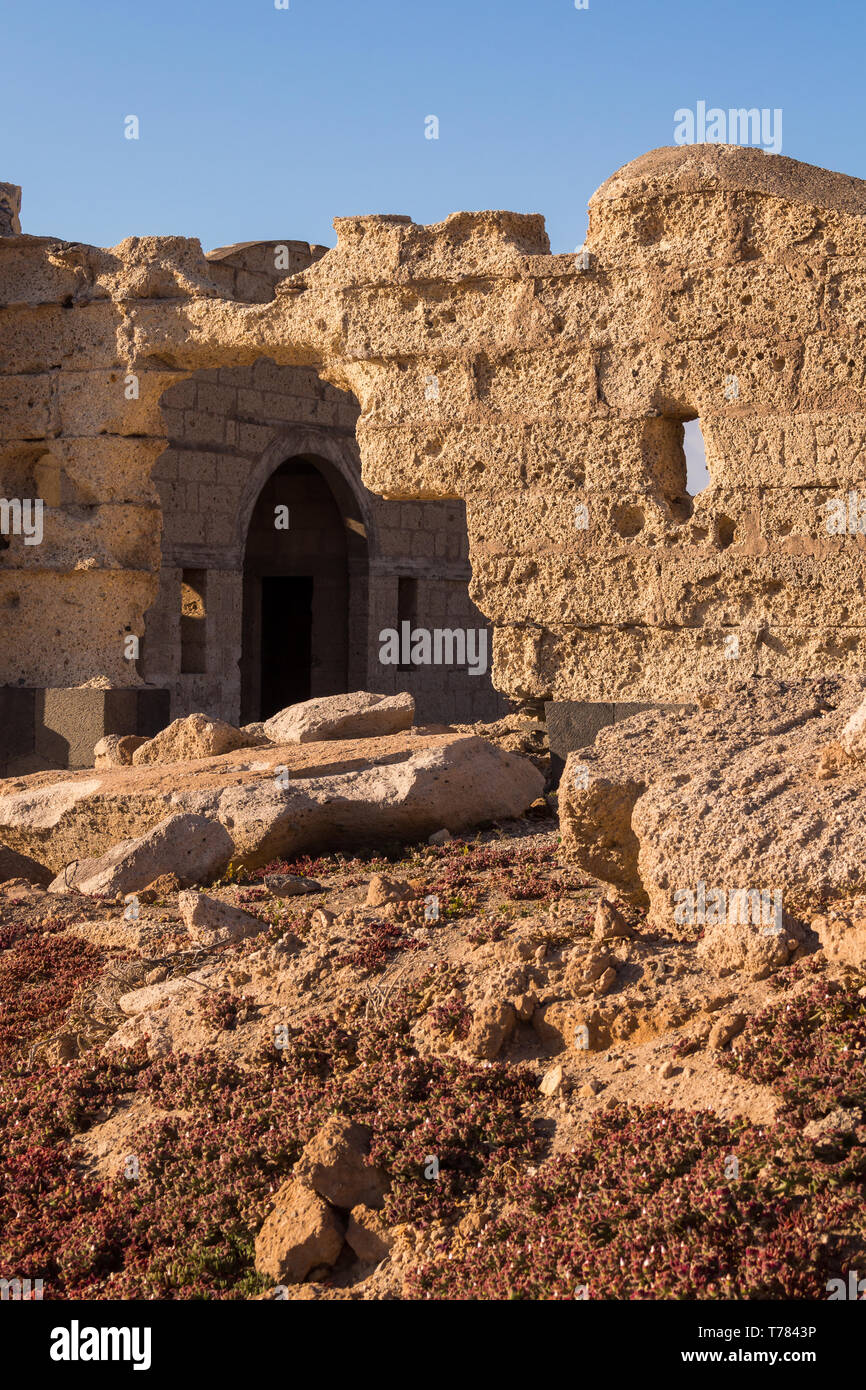 Ruines d'un hôpital de la léprose abandonnés. Les murs de pierre brute. Matin avec un ciel bleu. Abades, Tenerife, Canaries, Espagne Banque D'Images