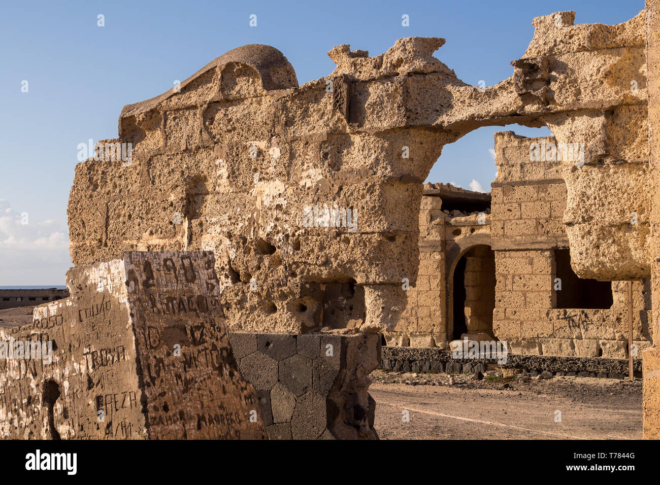 Ruines d'un hôpital de la léprose abandonnés. Les murs de pierre brute. Matin avec un ciel bleu. Abades, Tenerife, Canaries, Espagne Banque D'Images