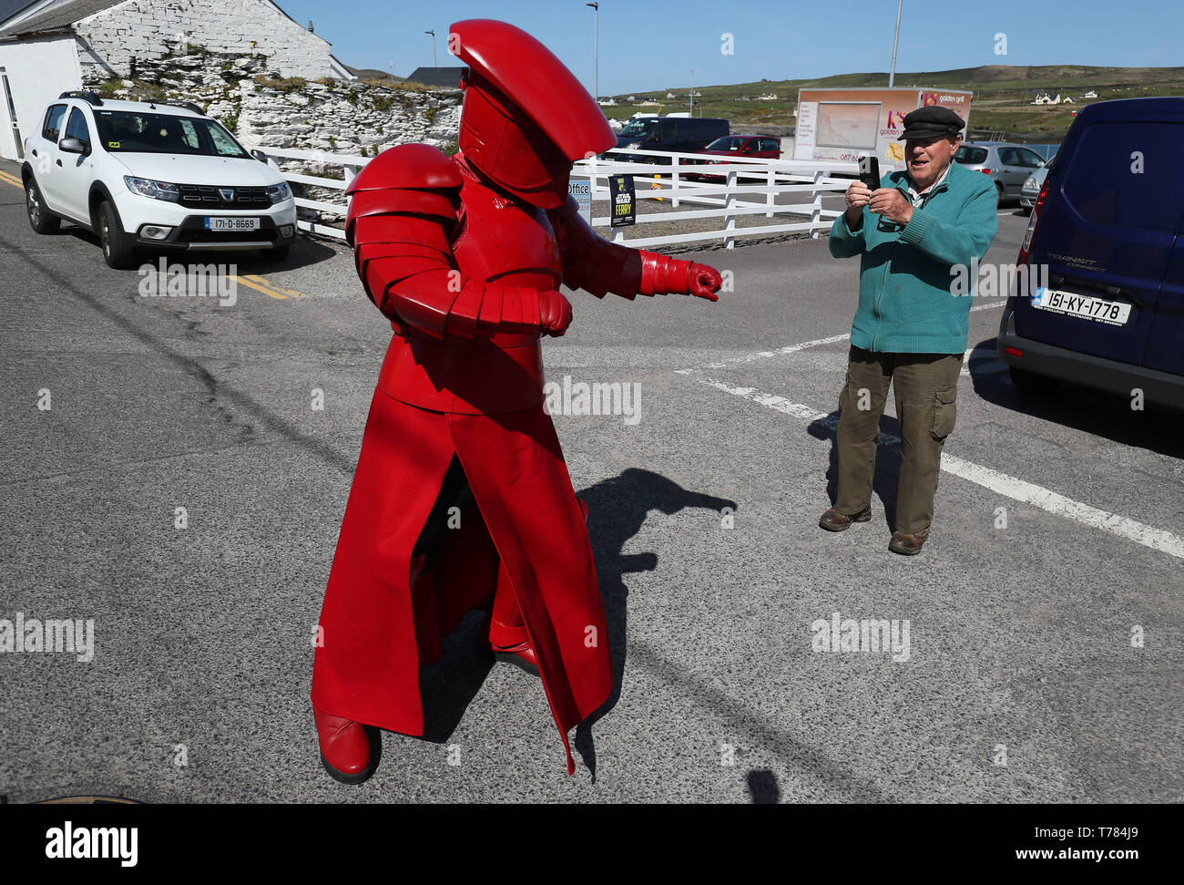 Un membre de la "Légion 501st garnison Irlande' habillé comme une garde prétorienne pose pour une photo sur les rues de Portmagee, Kerry, lors de la la 4e Festival, où des scènes de Star Wars ont été filmés. Banque D'Images