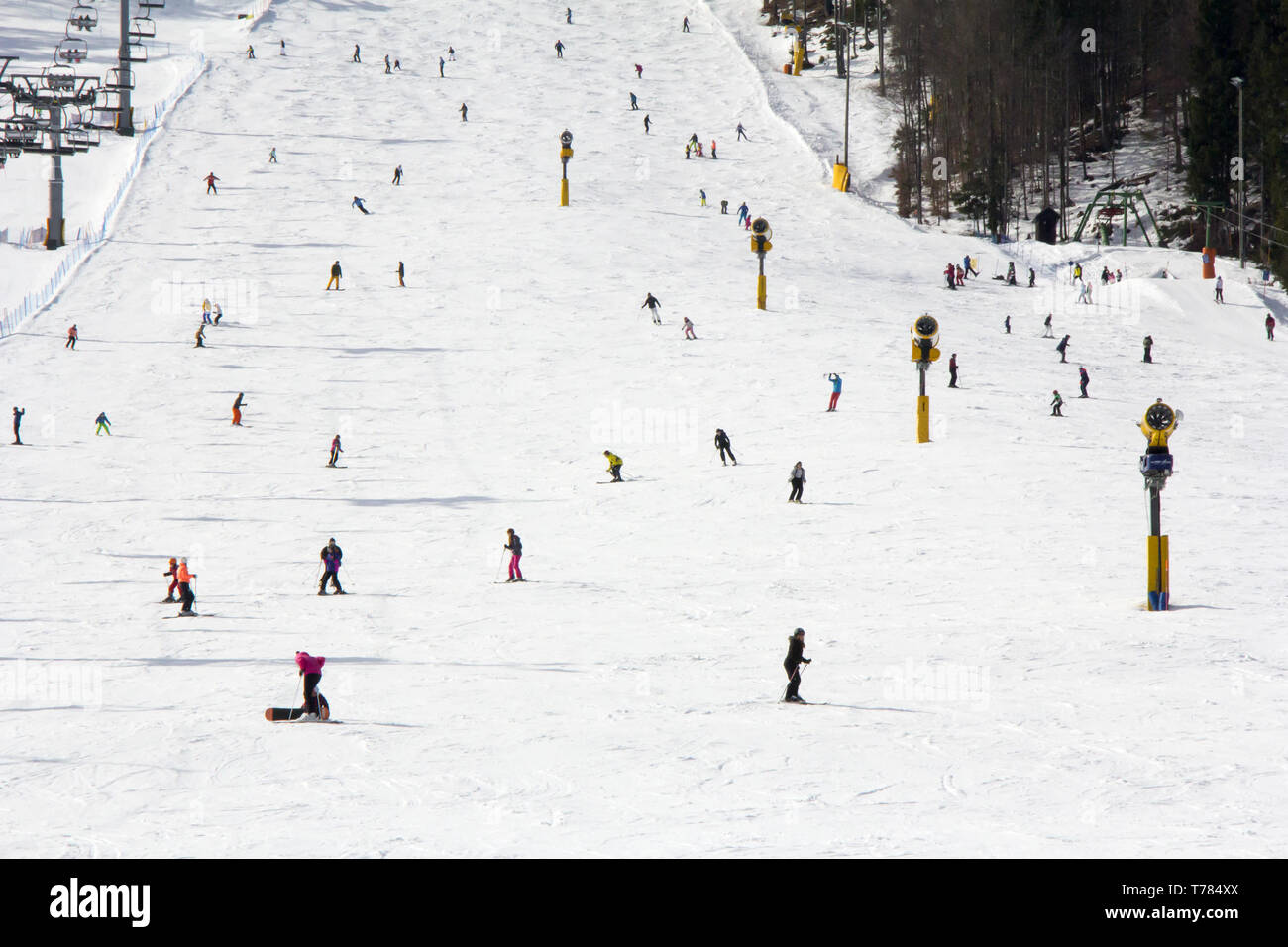 Beaucoup de skieurs et planchistes sur la pente à ski resort Banque D'Images