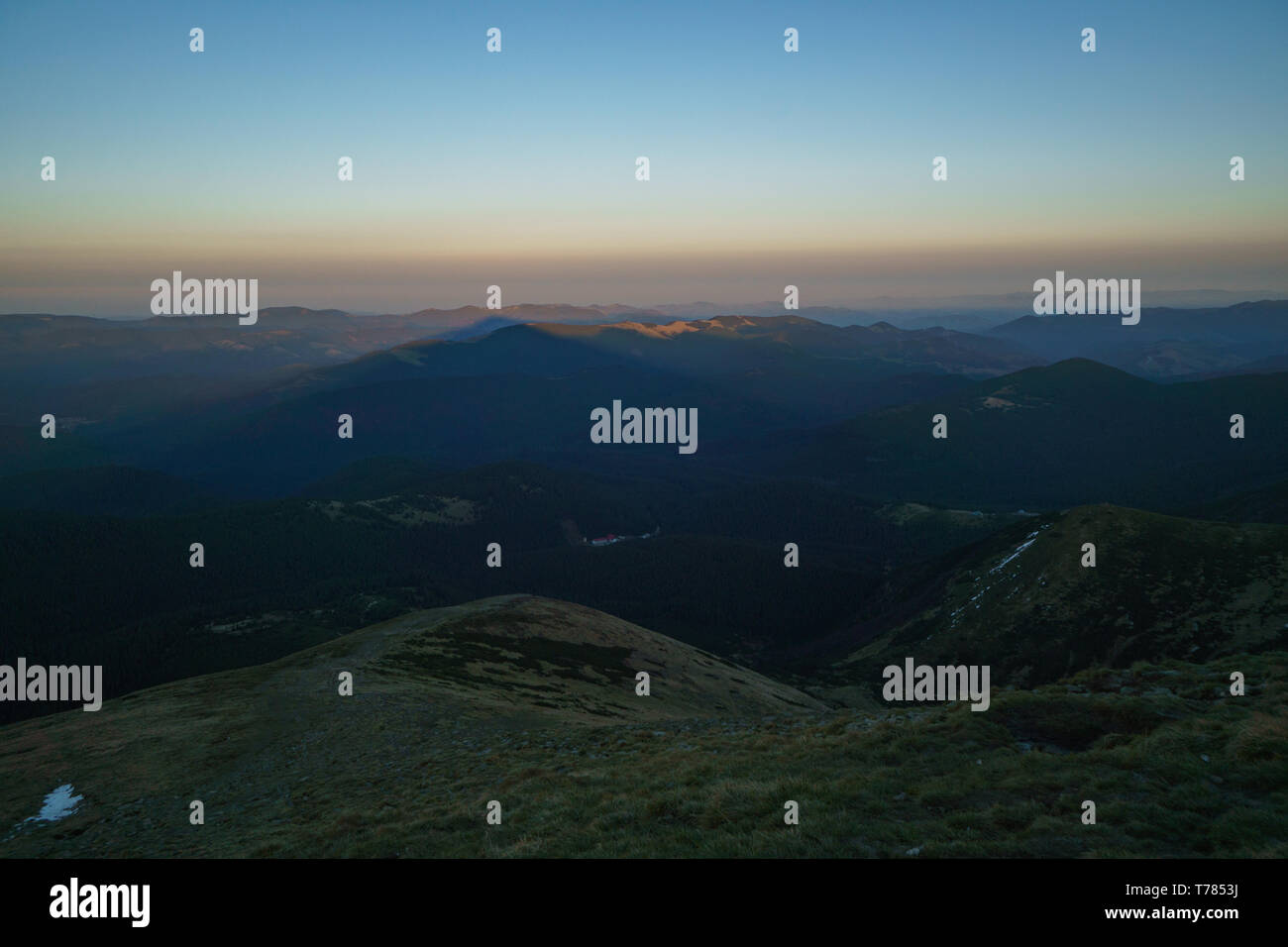 L'ombre du mont Hoverla - paysage de la chaîne des Carpates ukrainiennes Banque D'Images