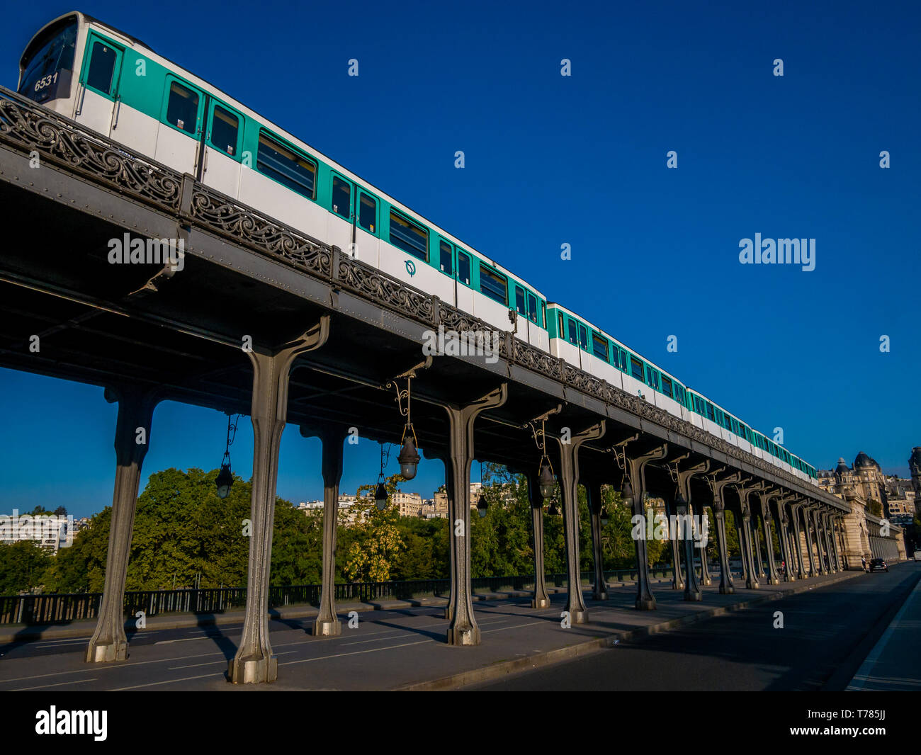 Paris, France - 19 août 2018 : Paris métro fonctionnant sur pont de Bir Hakeim à Paris, France, un pont pour Metro.Metro est le 2e plus grand underground Banque D'Images