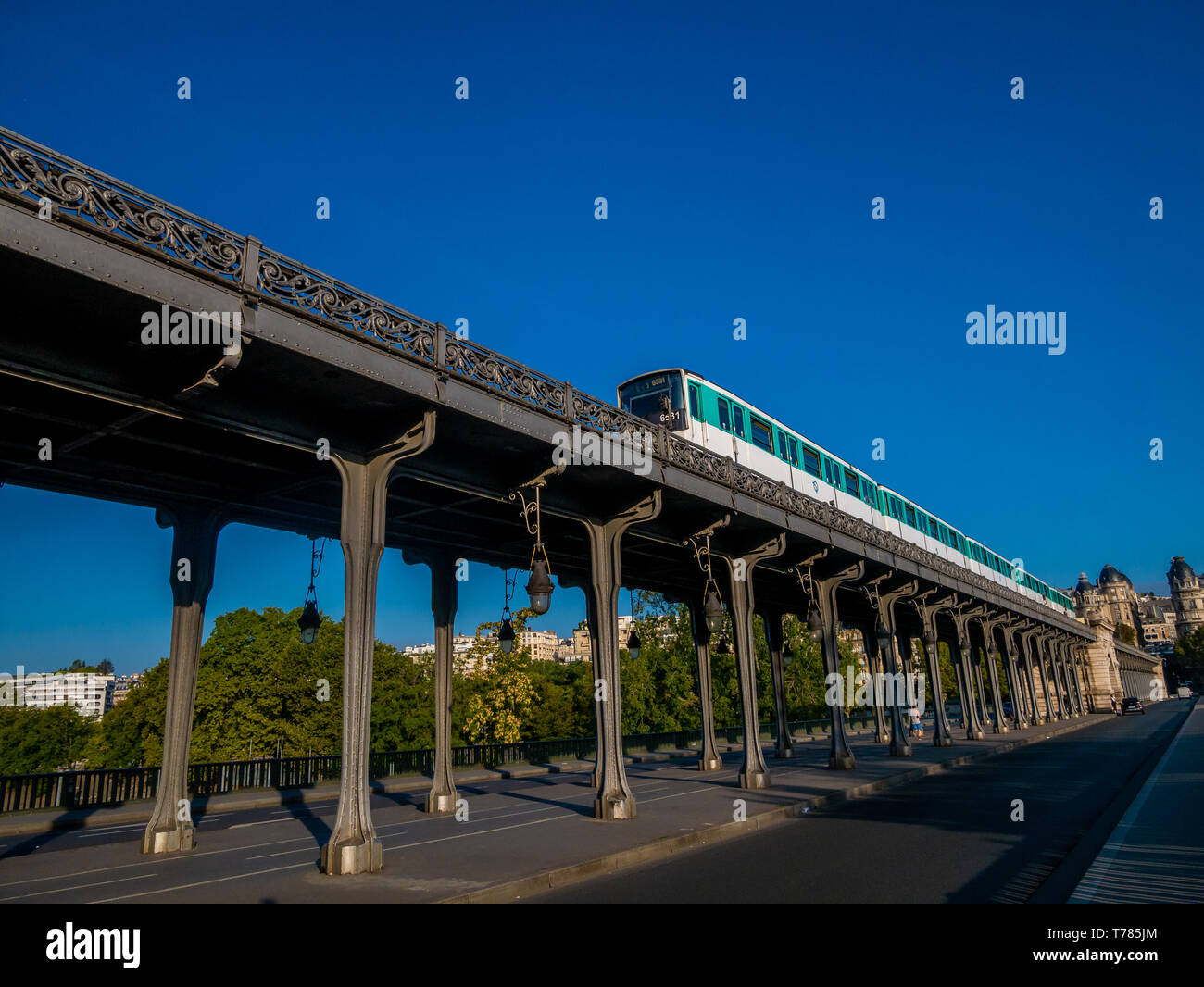 Paris, France - 19 août 2018 : Paris métro fonctionnant sur pont de Bir Hakeim à Paris, France, un pont pour Metro.Metro est le 2e plus grand underground Banque D'Images