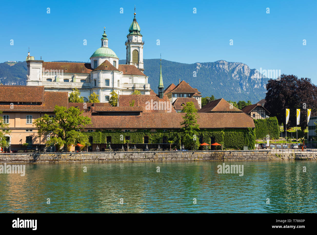 Soleure, Suisse - 10 juillet 2016 : immeubles de la partie historique de la ville de Soleure, de l'Aare, tours de la célèbre Ursus c Banque D'Images