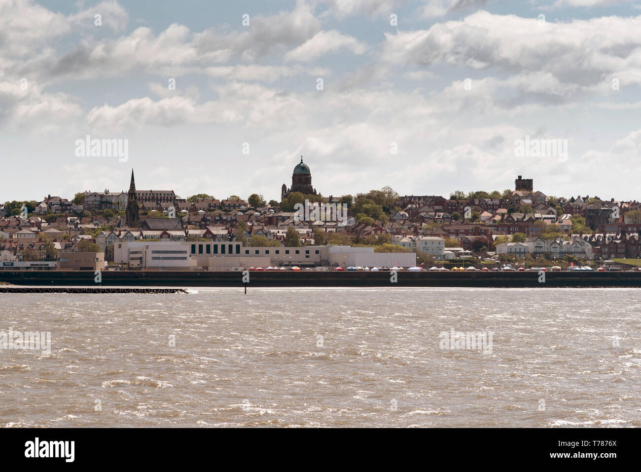 New Brighton, coupole de l'église de roche, station balnéaire, front de mer. Banque D'Images