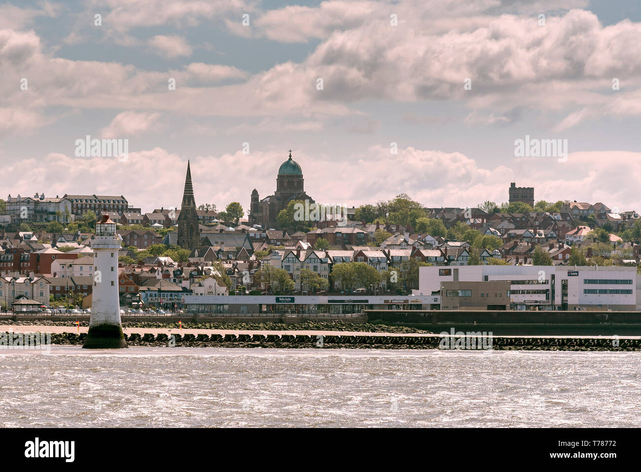 New Brighton, coupole de l'église de roche, station balnéaire, front de mer. Banque D'Images
