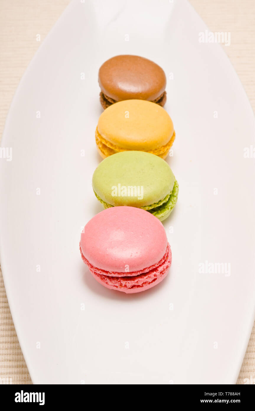 Rangée de macarons macarons français colorés ou sur un plat de service Banque D'Images