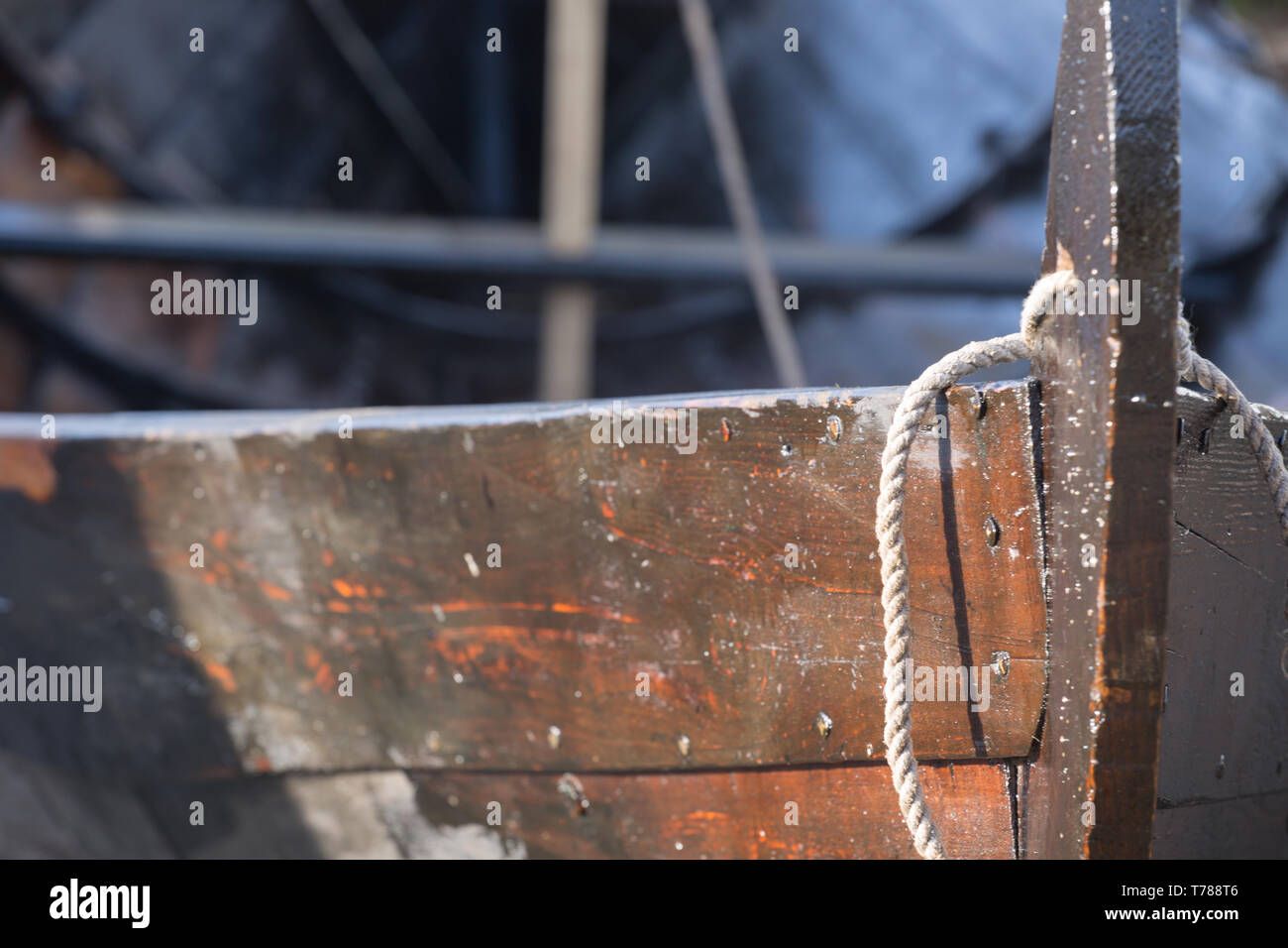 Bateau en bois faits à la main est le séchage de l'extérieur résine Banque D'Images