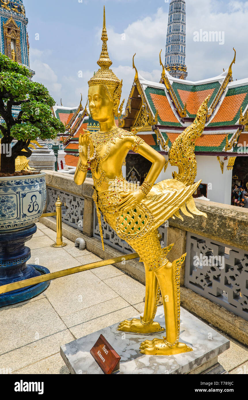 Bangkok, Thaïlande - 18 Avril 2018 : Statue d'un kinnara ou Kinnorn - créature mythologique mi-homme, mi-oiseau - dans Wat Phra Keo, le Temple de Banque D'Images