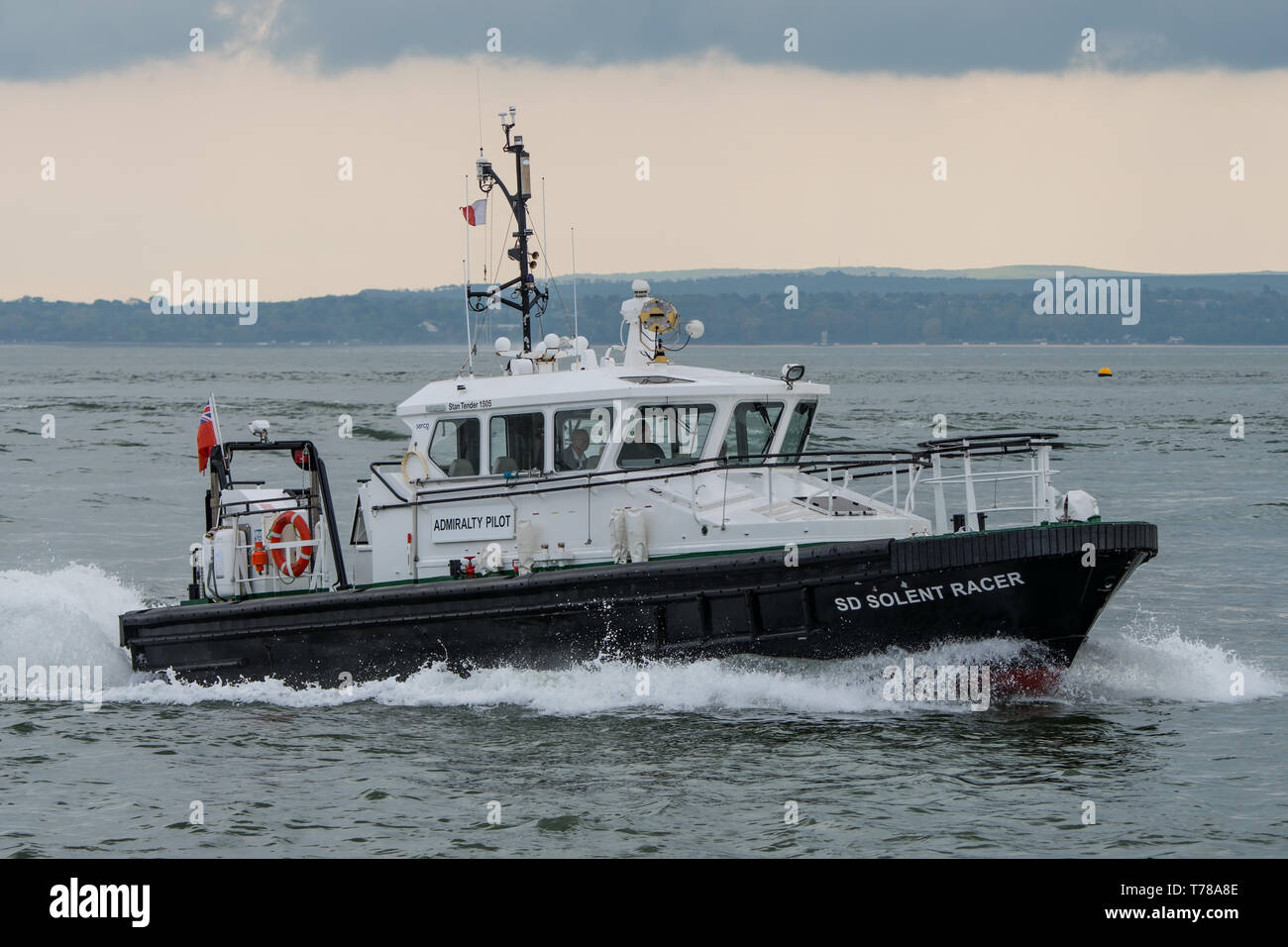 Le bateau-pilote de services maritimes de Serco Solent SD Racer revient sur le port de Portsmouth, Royaume-Uni l'après-midi du 3 mai 2019. Banque D'Images