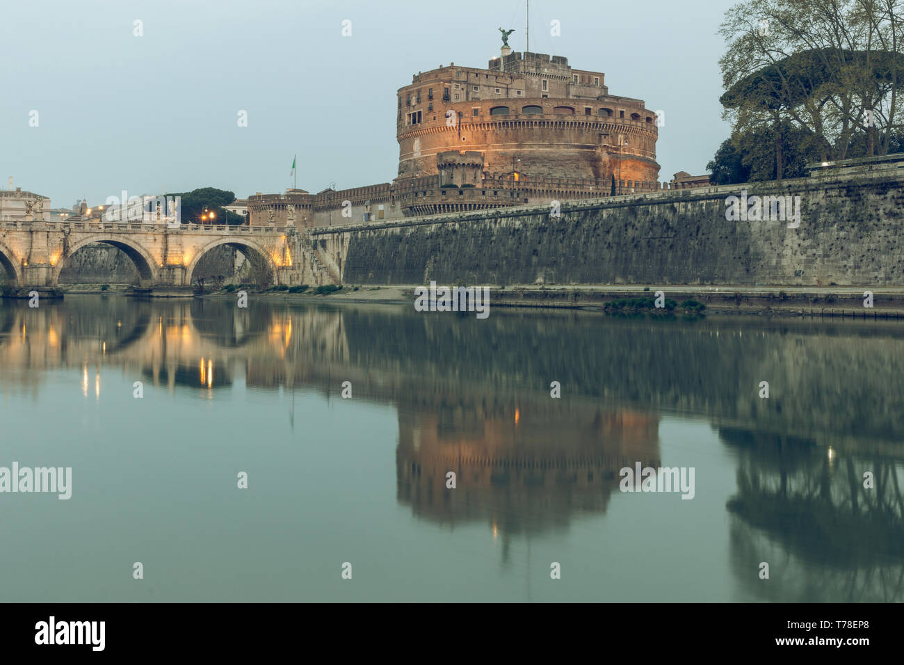 Tibre avec l'Aurelius pont sur eaux avec Château Sant'Angelo dans le crépuscule du matin. Reflets dans l'eau des immeubles illuminés et tr Banque D'Images