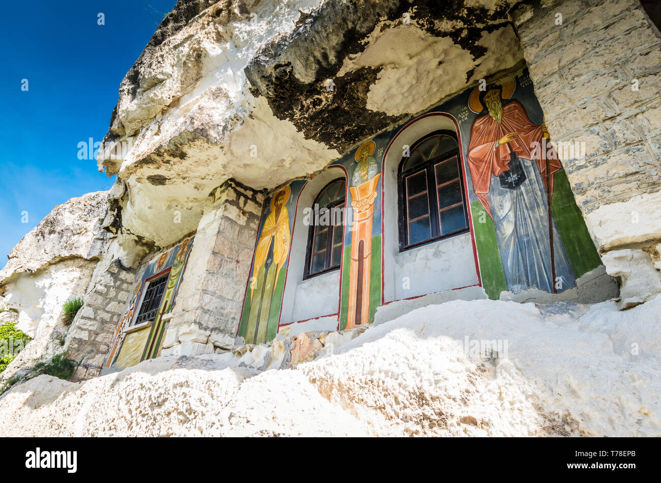 Incroyable monastère de Basarabov Rock, Bulgarie. Basarbovo, le monastère de Saint Dimitar Basarbowski est un monastère orthodoxe bulgare Banque D'Images