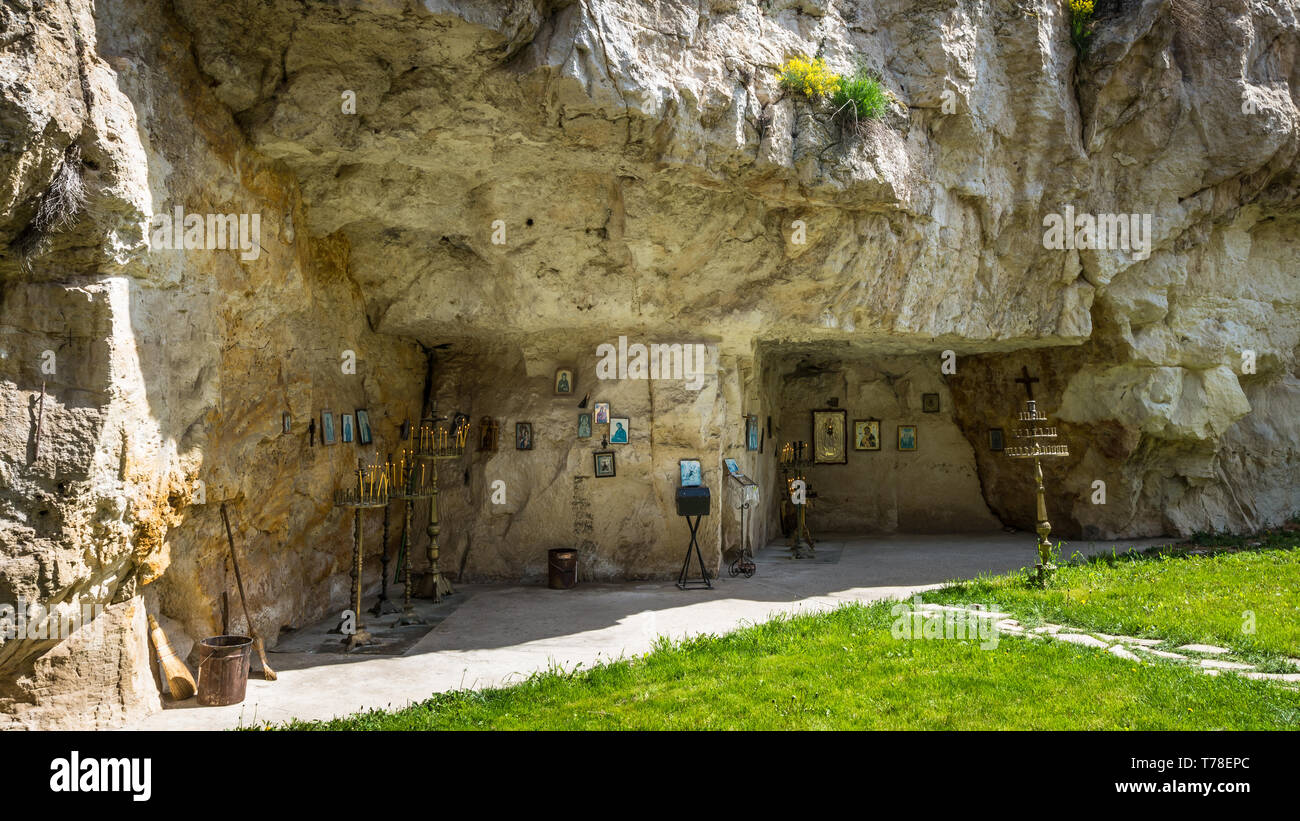 Incroyable monastère de Basarabov Rock, Bulgarie. Basarbovo, le monastère de Saint Dimitar Basarbowski est un monastère orthodoxe bulgare Banque D'Images