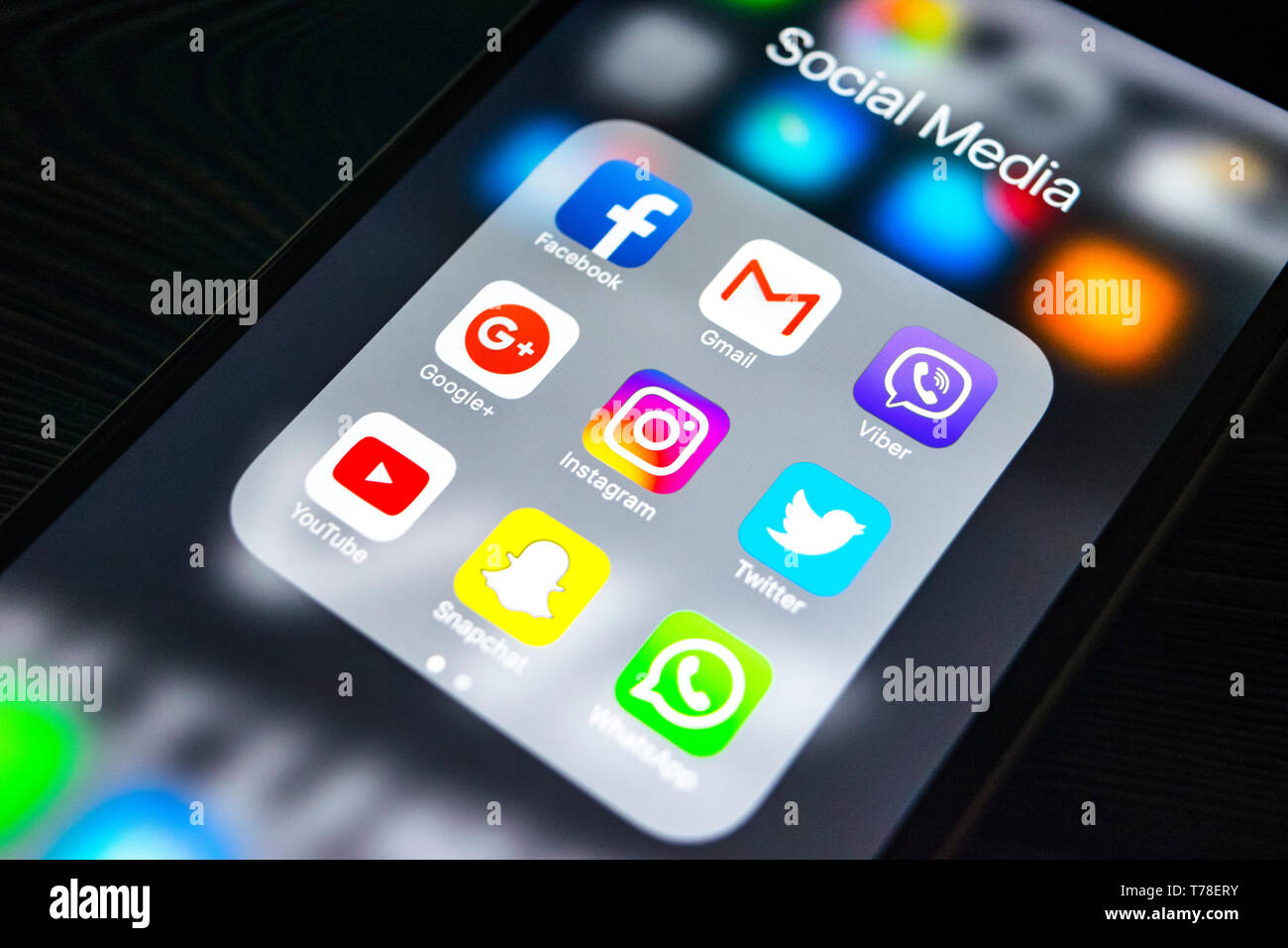 Kaliningrad, Russie, le 24 septembre 2017 : l'iphone 6s avec des icônes de médias sociaux à l'écran. Style de vie Smartphone smartphone. Médias sociaux de départ Banque D'Images