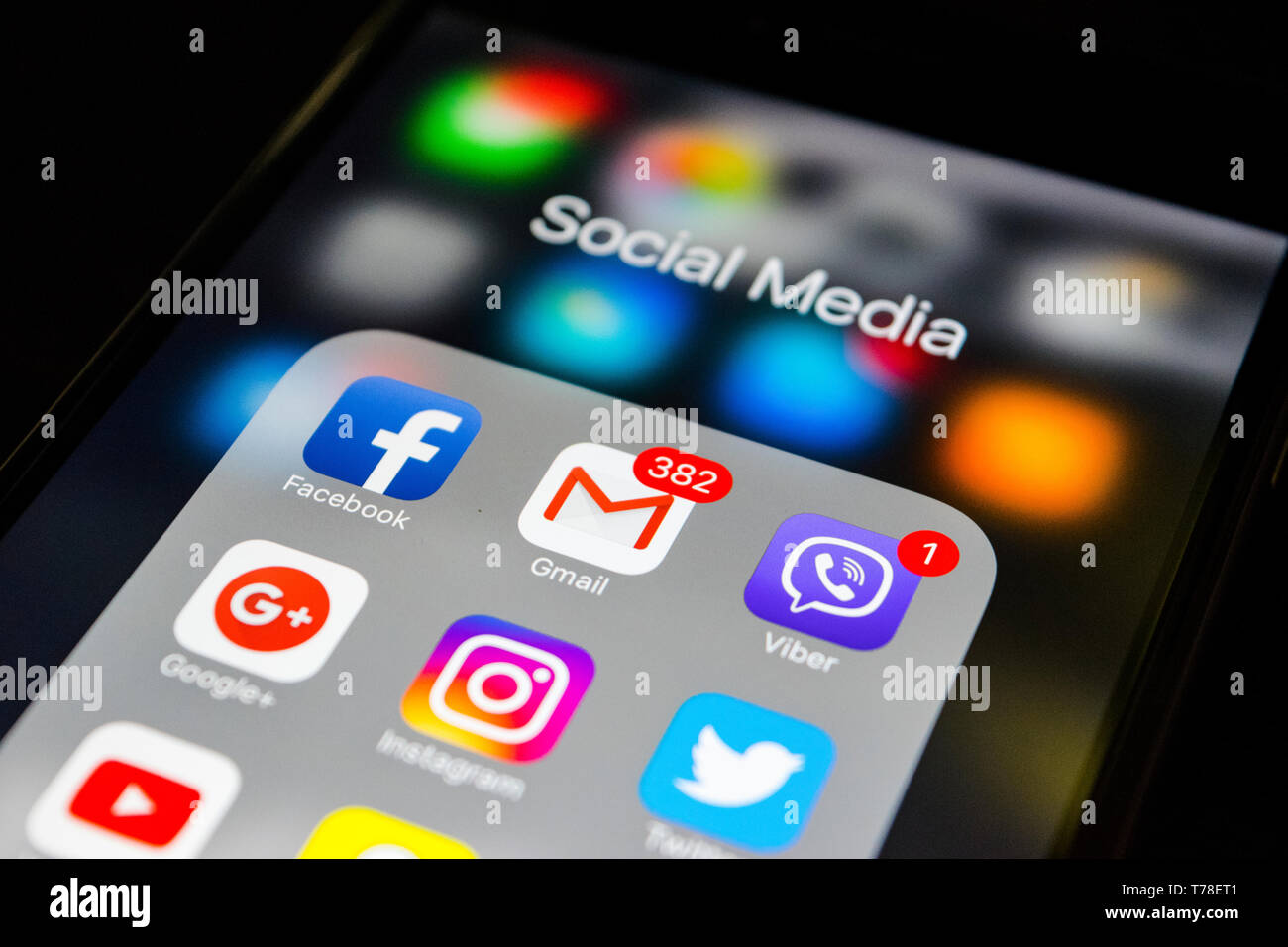 Kaliningrad, Russie, le 24 septembre 2017 : l'iphone 6s avec des icônes de médias sociaux à l'écran. Style de vie Smartphone smartphone. Médias sociaux de départ Banque D'Images