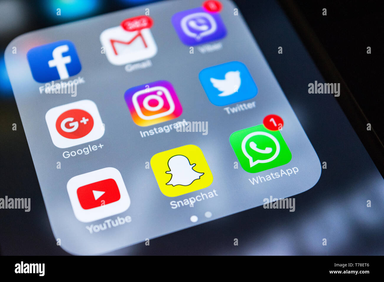 Kaliningrad, Russie, le 24 septembre 2017 : l'iphone 6s plus avec des icônes de médias sociaux à l'écran. Style de vie Smartphone smartphone. Social départ m Banque D'Images