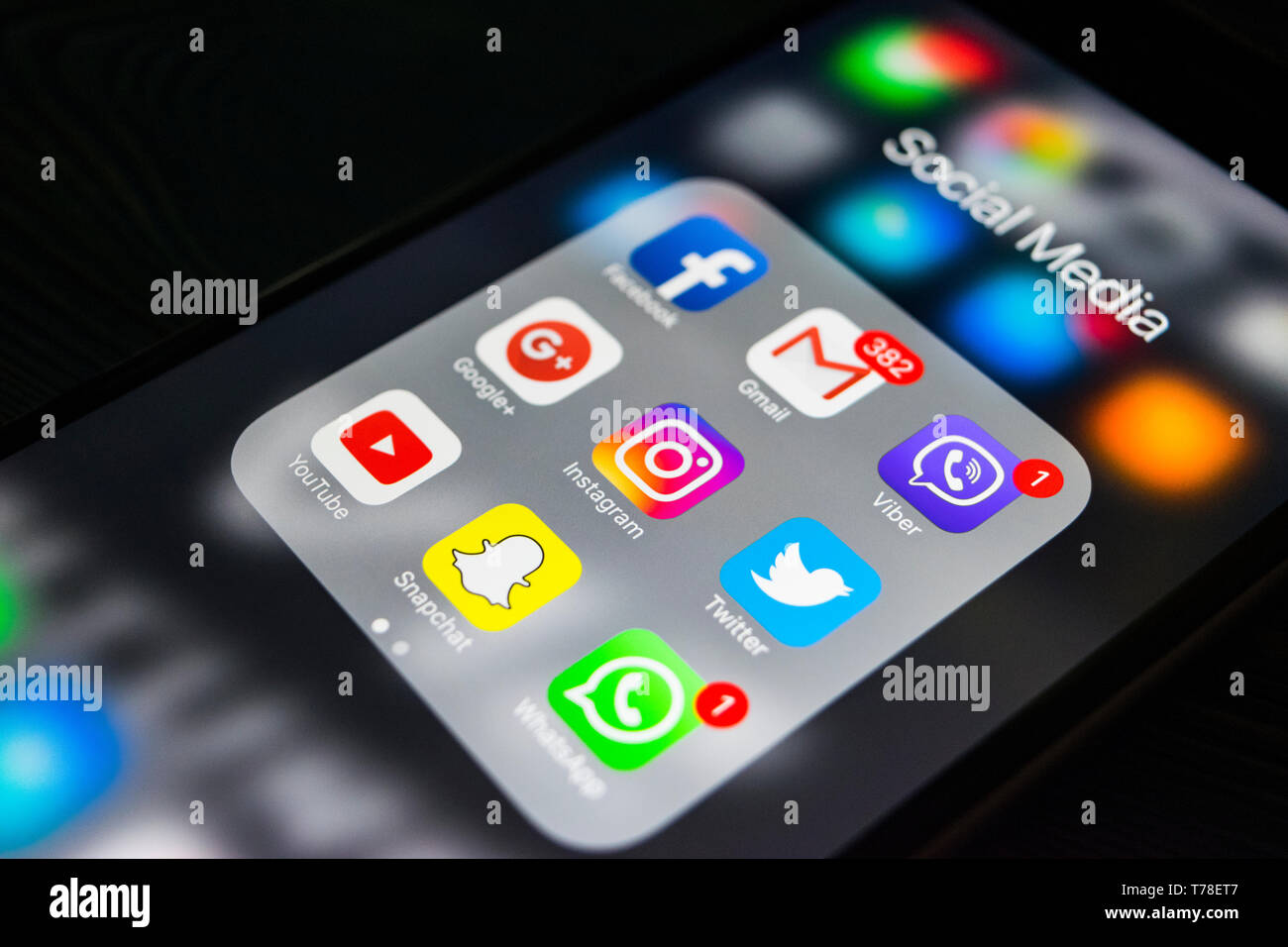 Kaliningrad, Russie, le 24 septembre 2017 : l'iphone 6s plus avec des icônes de médias sociaux à l'écran. Style de vie Smartphone smartphone. Social départ m Banque D'Images