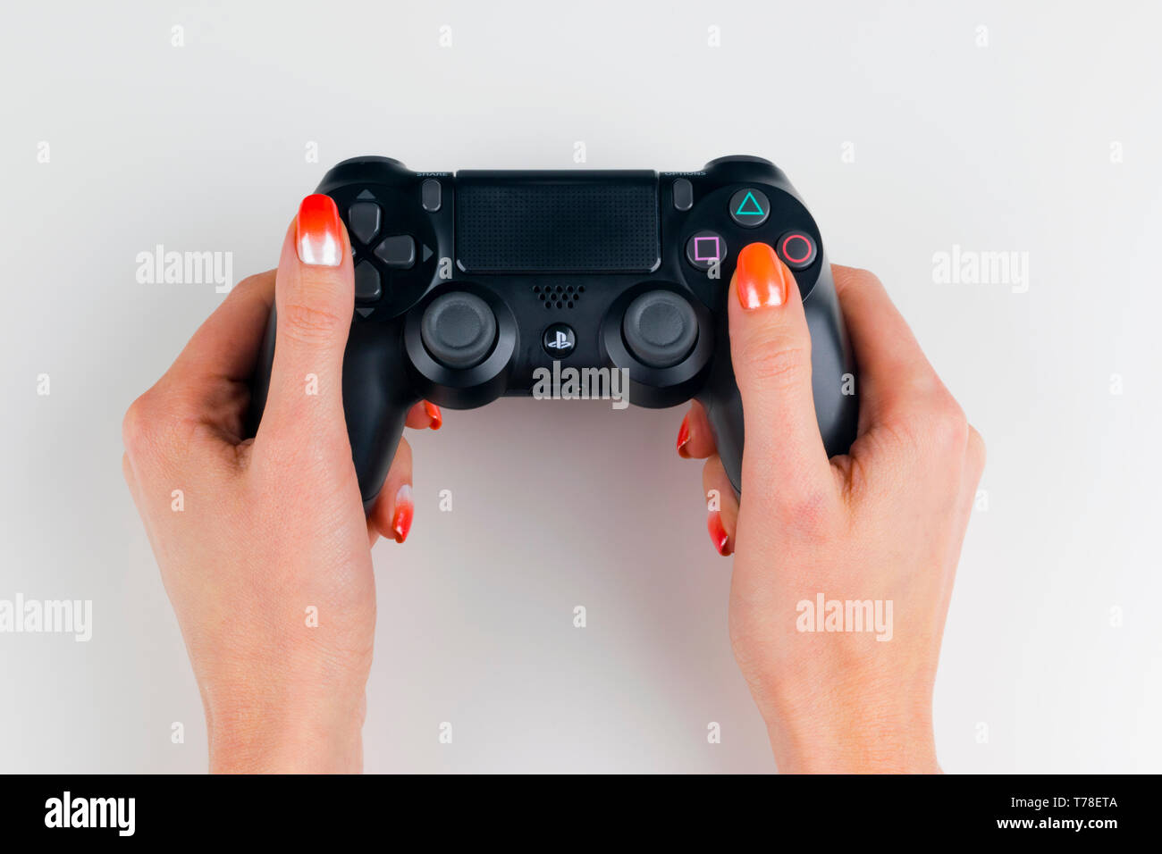 Kaliningrad, Russie, le 24 septembre 2017 : Sony PlayStation Dualshock 4 contrôleur de jeu les joueurs en main sur fond blanc studio shot. Banque D'Images
