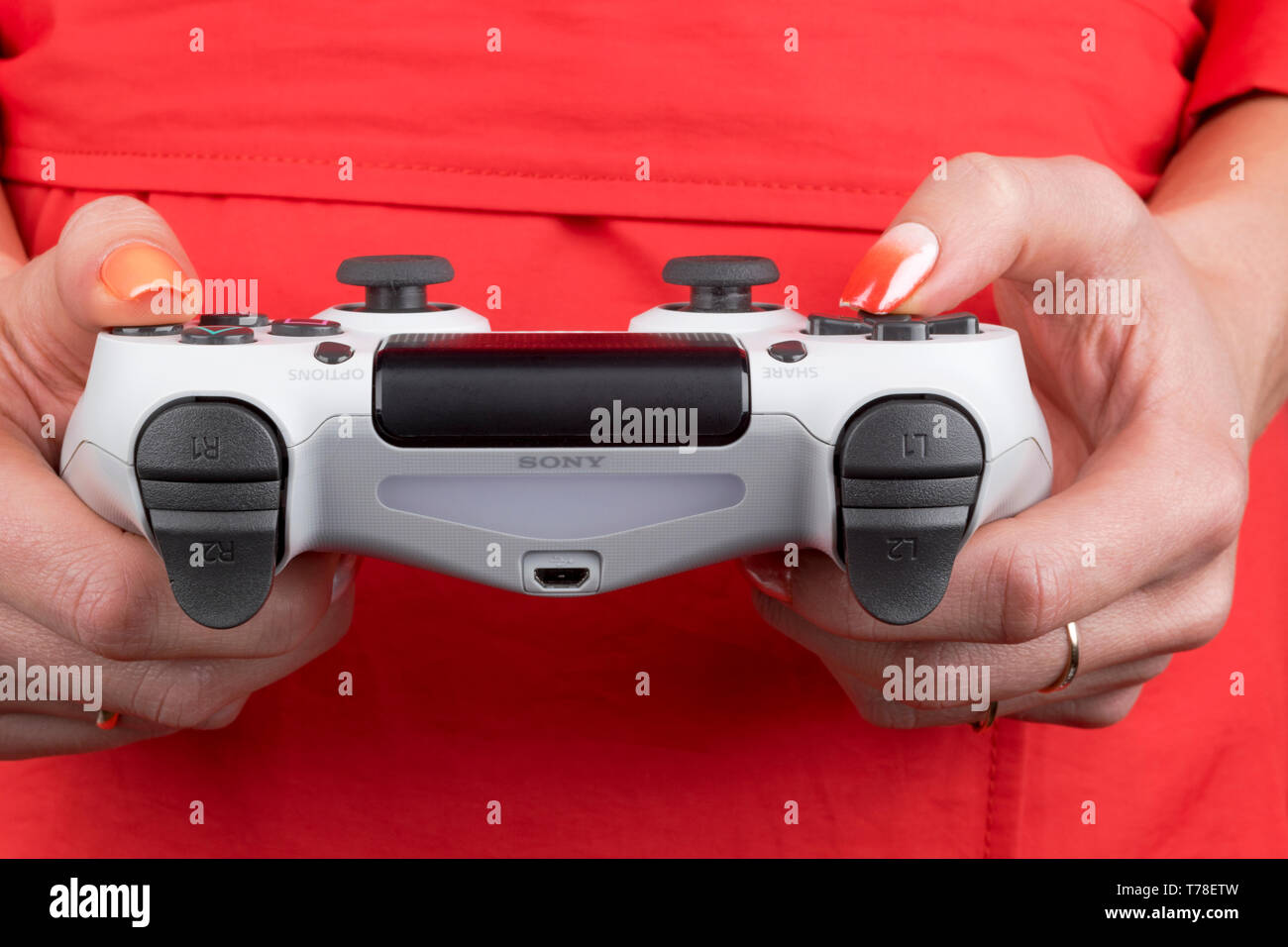Kaliningrad, Russie, le 24 septembre 2017 : Sony PlayStation Dualshock 4 contrôleur de jeu les joueurs en main sur fond blanc studio shot. Banque D'Images