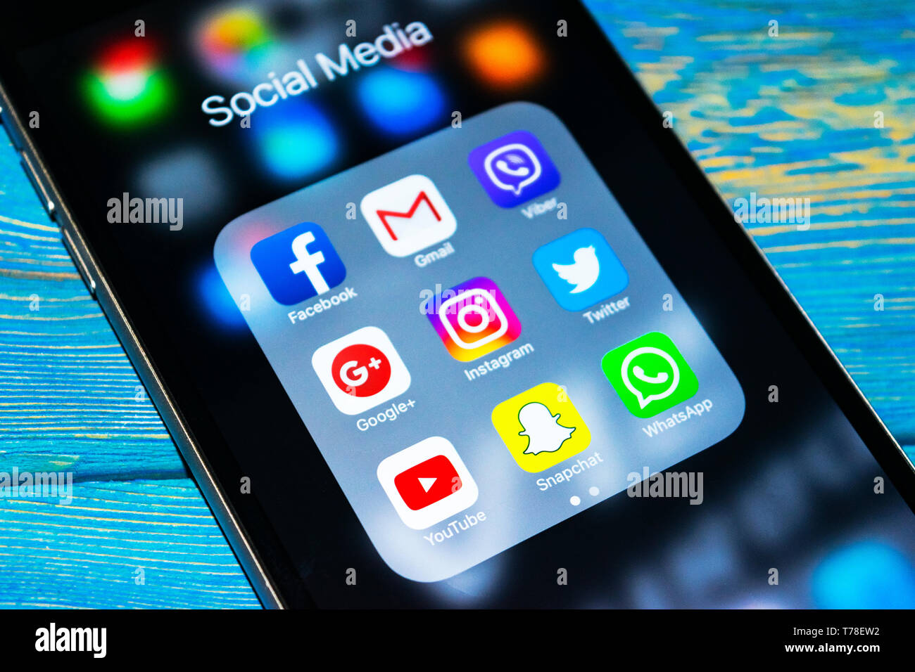Kaliningrad, Russie, le 24 septembre 2017 : l'iphone 6s plus avec des icônes de médias sociaux à l'écran. Style de vie Smartphone smartphone. Social départ m Banque D'Images