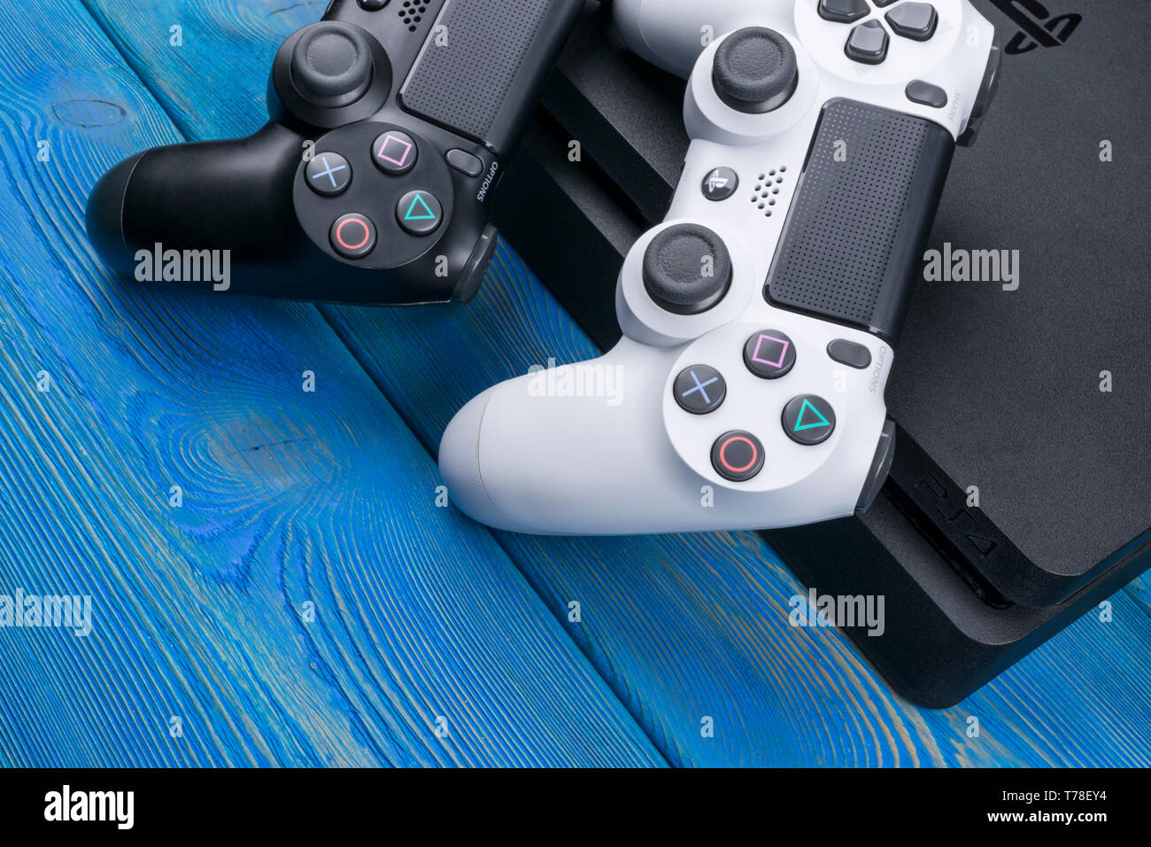 Kaliningrad, Russie, le 24 septembre 2017 : Sony PlayStation 4 Slim et révision 1 to 2 dualshock contrôleur de jeu. Console de jeu avec une manette. Accueil Banque D'Images