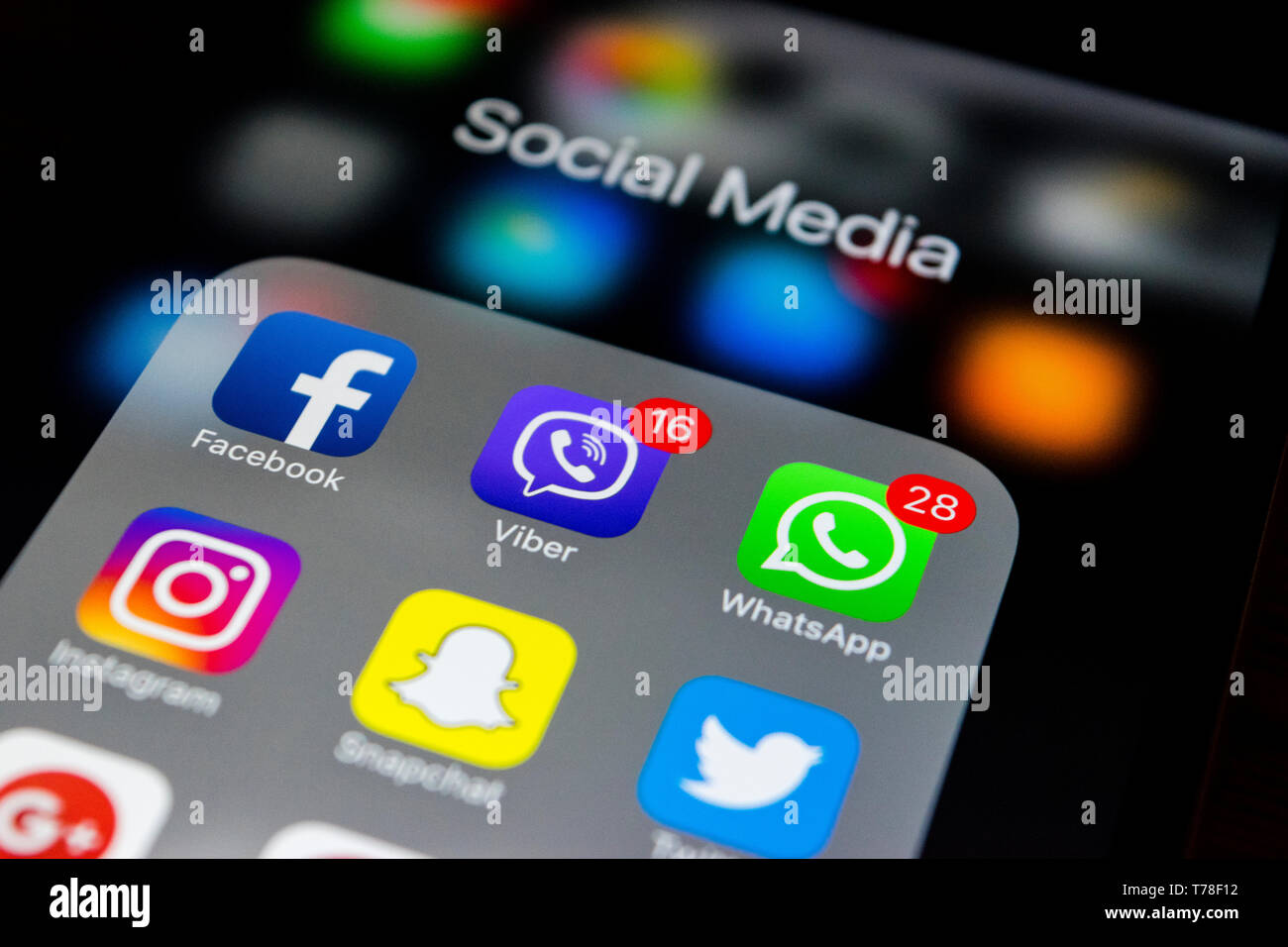 Kaliningrad, Russie, le 2 octobre 2017 : l'iphone 7s plus avec des icônes de médias sociaux à l'écran. Style de vie Smartphone smartphone. Social départ medi Banque D'Images