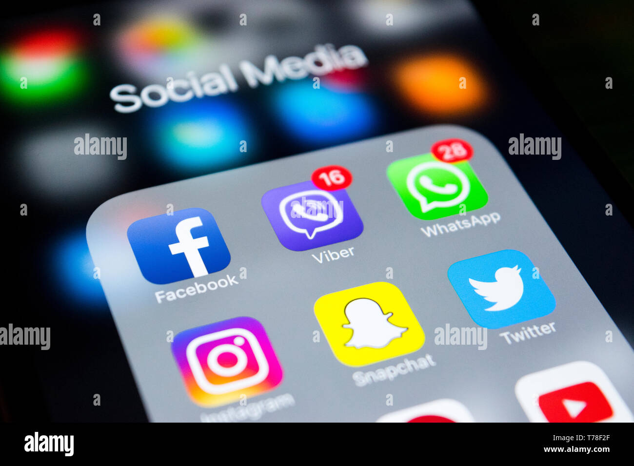 Kaliningrad, Russie, le 2 octobre 2017 : l'iphone 7 plus avec des icônes de médias sociaux à l'écran. Style de vie Smartphone smartphone. Médias sociaux de départ Banque D'Images