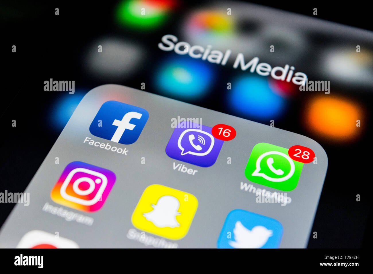 Kaliningrad, Russie, le 2 octobre 2017 : l'iphone 7 plus avec des icônes de médias sociaux à l'écran. Style de vie Smartphone smartphone. Médias sociaux de départ Banque D'Images