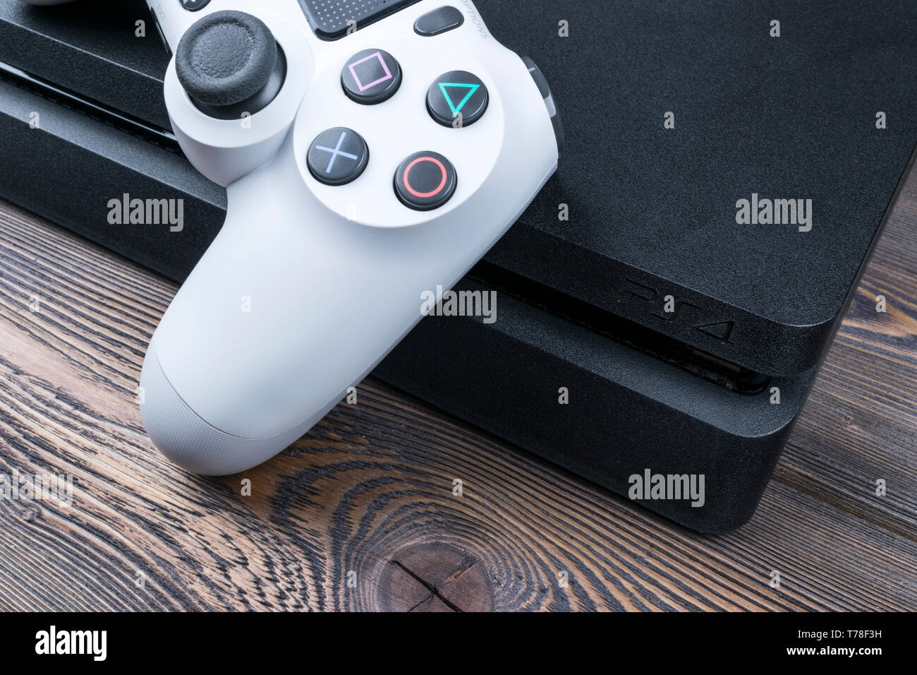 Kaliningrad, Russie, le 24 septembre 2017 : Sony PlayStation 4 Slim révision 1 To et dualshock contrôleur de jeu. Console de jeu avec une manette. Accueil v Banque D'Images