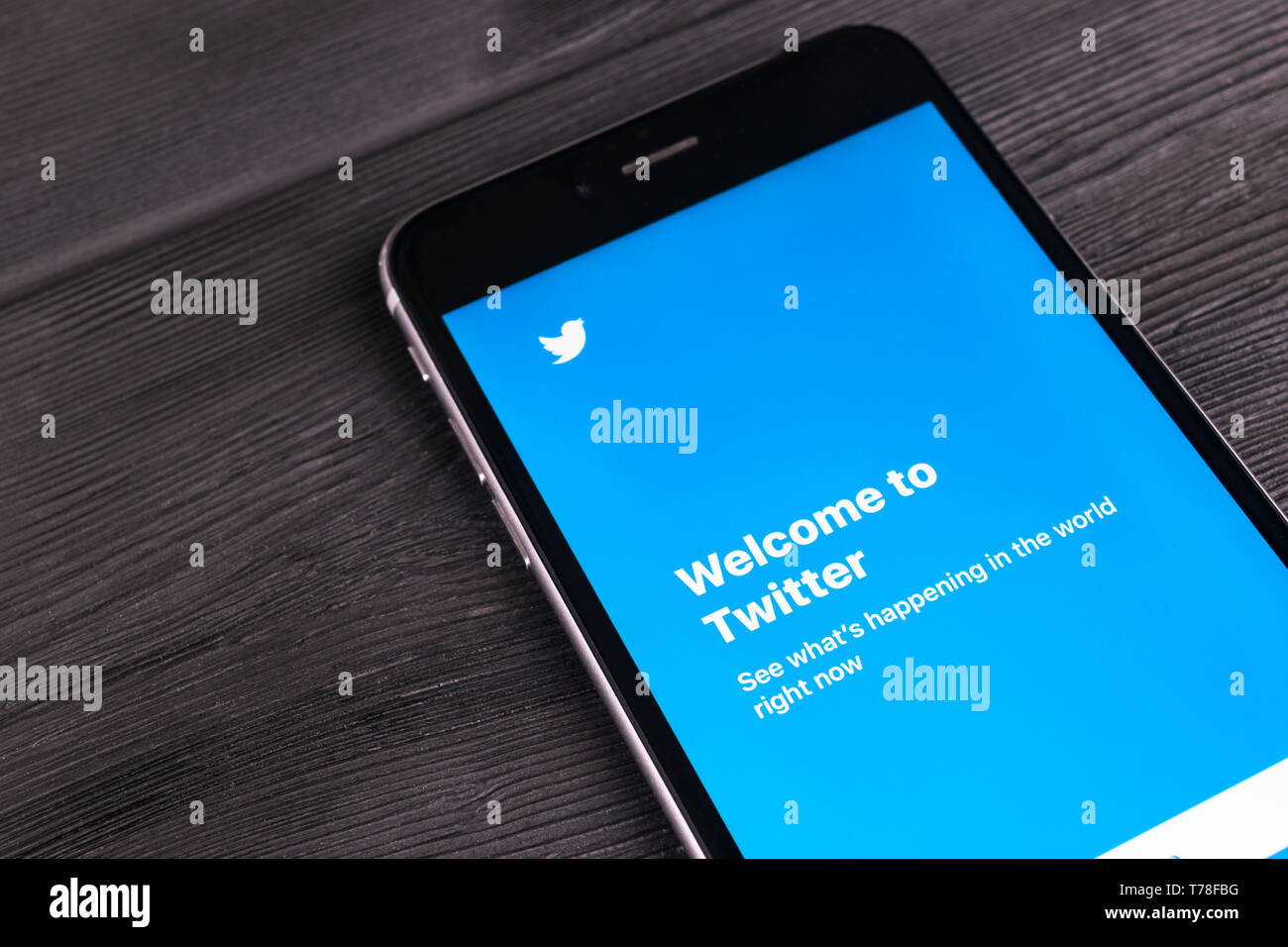 Kaliningrad, Russie, le 9 novembre 2017 : l'iphone 7 plus sur table en bois ouvrir application Twitter. Twitter est un réseau social de microblogging et se Banque D'Images