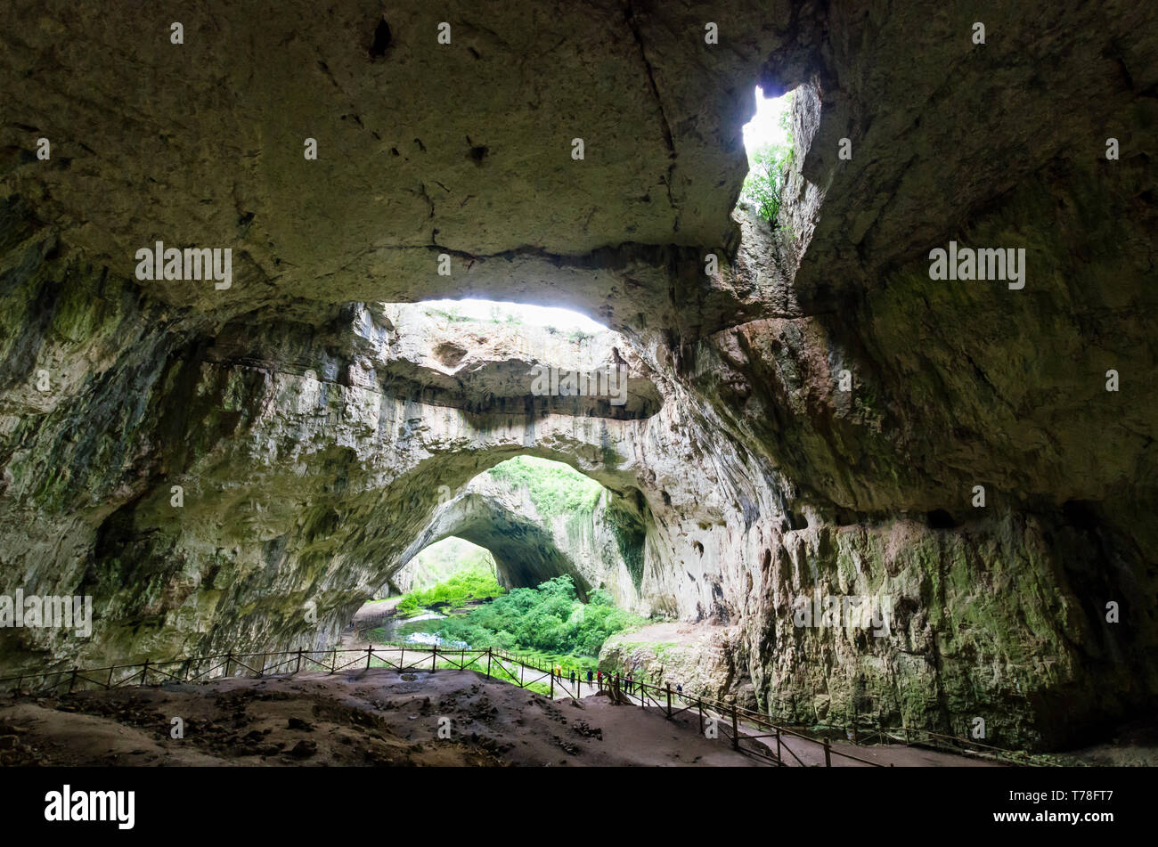 Grotte Devetashka, près de Lovetch, en Bulgarie. Devetashka est l'une des plus grandes grottes karstiques en Europe de l'Est Banque D'Images