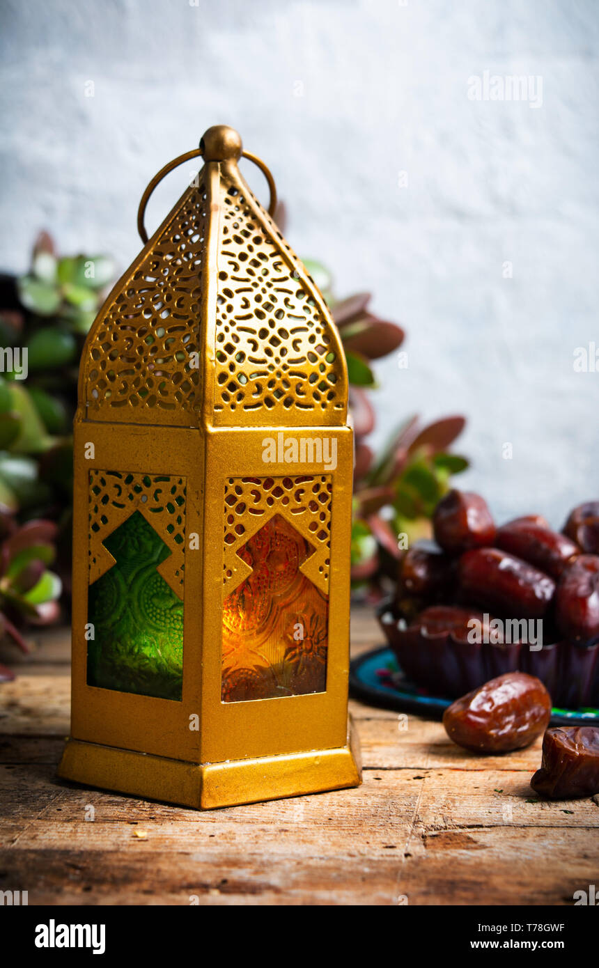 Lampe de style arabe et de dates sur une table with copy space Banque D'Images