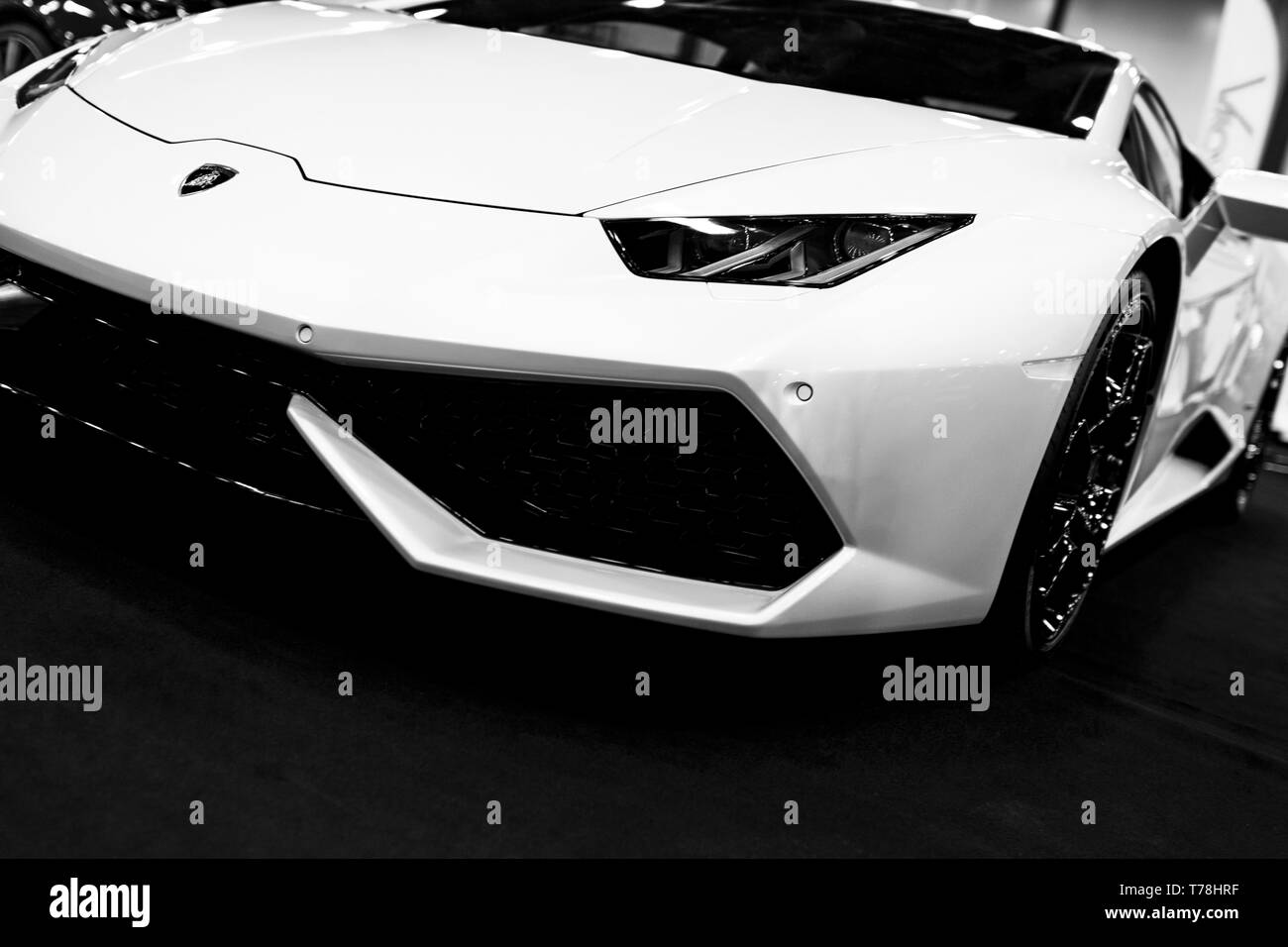 Moscow, Russie 21 juillet 2017 : vue frontale d'un luxe blanc formule 1 Ouragan Lamborghini LP 610-4. Location de détails extérieurs. Noir et blanc. Phot Banque D'Images