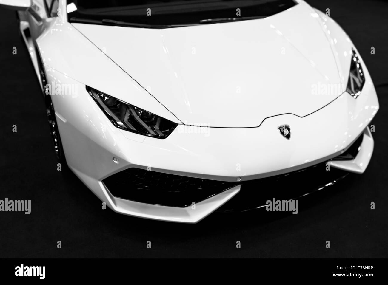 Moscow, Russie 21 juillet 2017 : vue frontale d'un luxe blanc formule 1 Ouragan Lamborghini LP 610-4. Location de détails extérieurs. Noir et blanc. Phot Banque D'Images