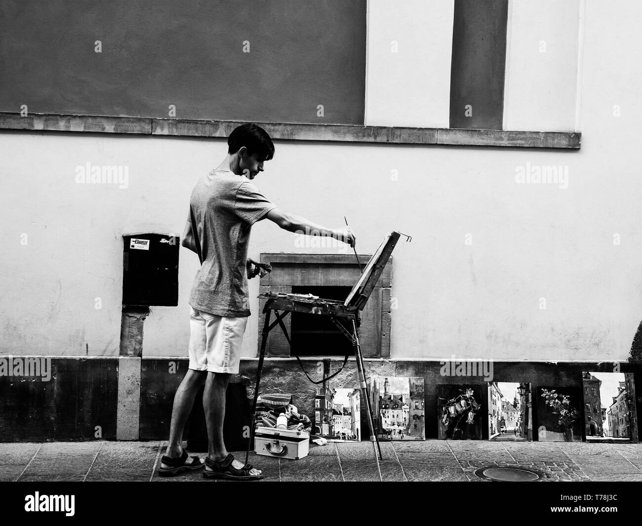 Varsovie, Pologne - le 29 juin 2018. La peinture de l'artiste de rue dans la vieille ville de Varsovie, capitale de la Pologne Banque D'Images