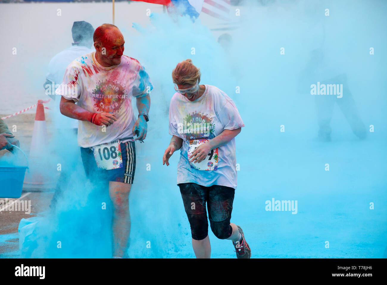 Couple running dans la couleur Canter événement de bienfaisance à Helensburgh, en Écosse Banque D'Images